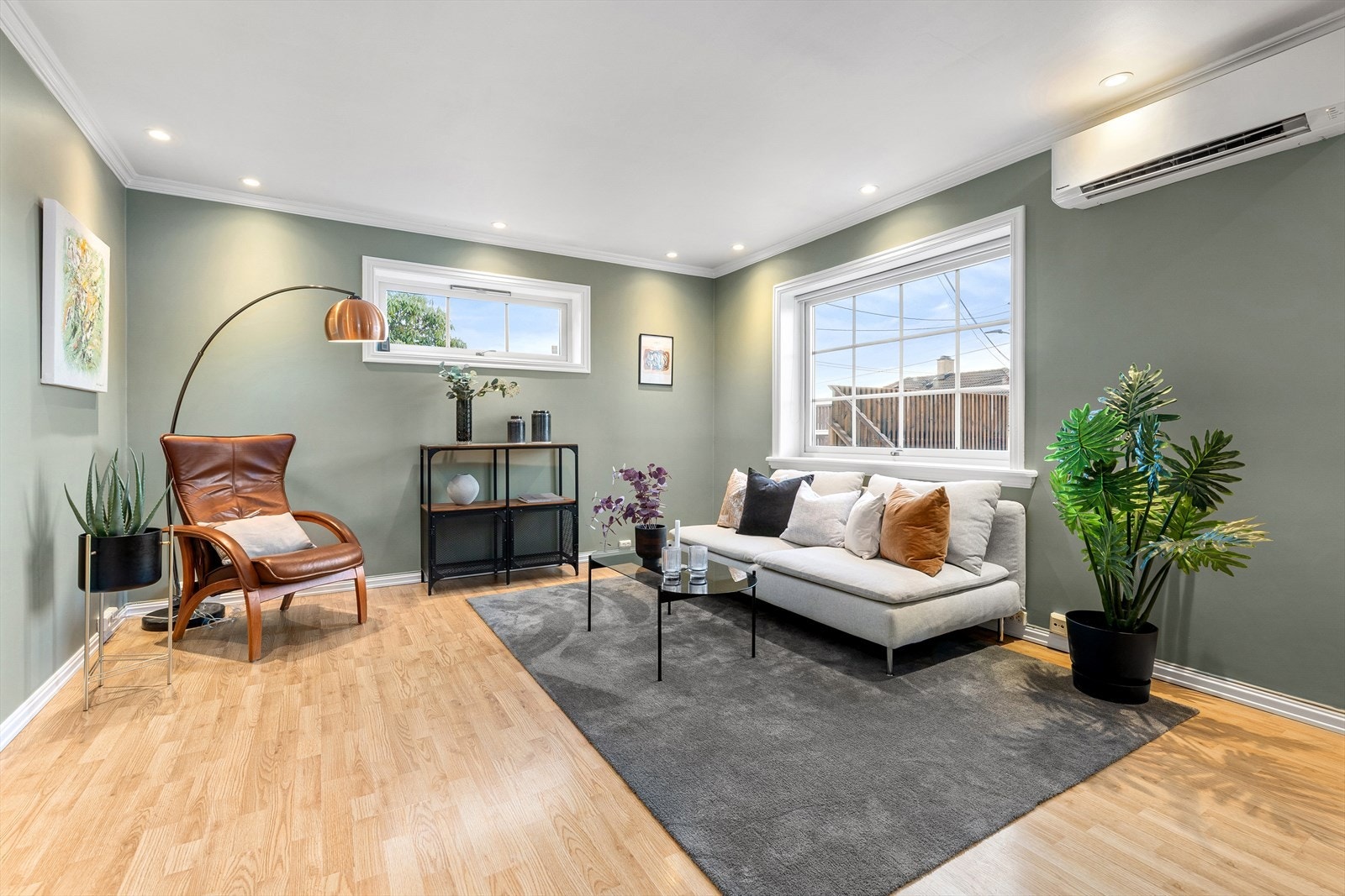 Sofakroken finner fort sin naturlige plass i rommet, og tv-en kan med fordel plasseres mot/på vegg. Galleribilde