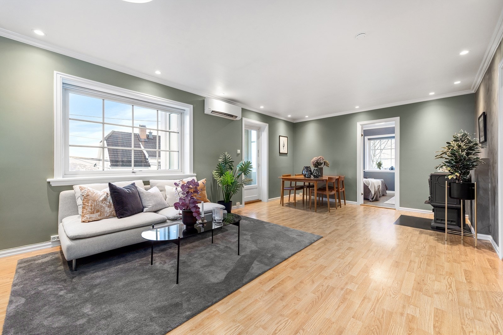 Vi beveger oss videre inn i en lys og innbydende stue. Galleribilde