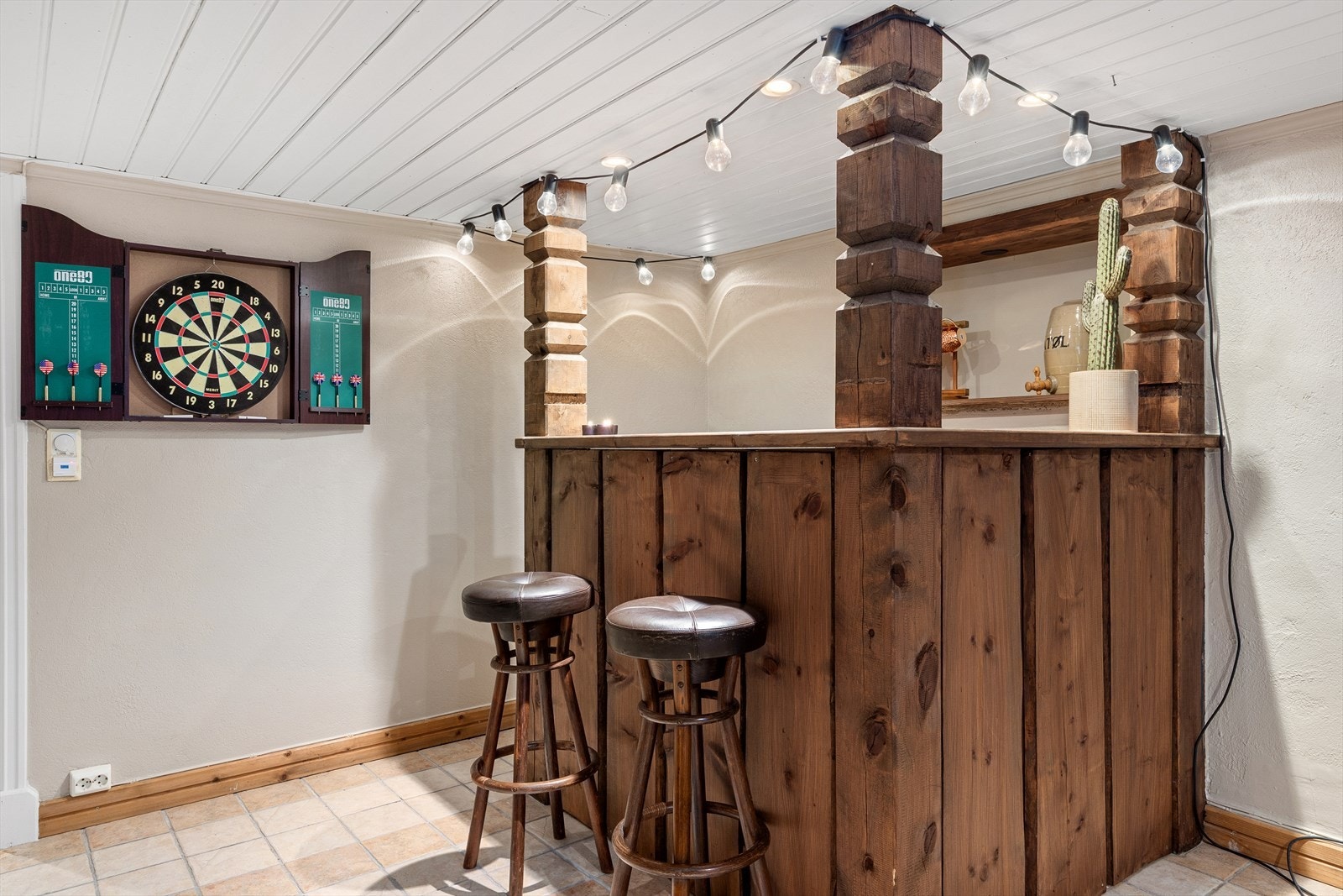 Stilig bar som innbyr til sosialisering og hygge med venner og familie. Galleribilde