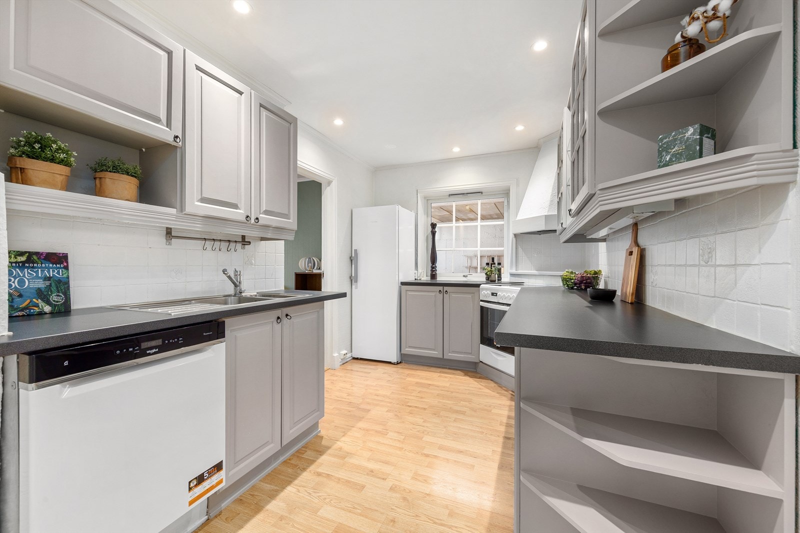 I innredningen er det plass for frittstående komfyr, oppvaskmaskin og kjøl/frys. Galleribilde