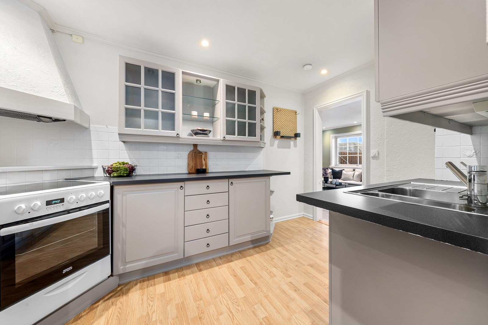 Kjøkken med alt en måtte trenge av skap-, skuff- og benkeplass. Galleribilde