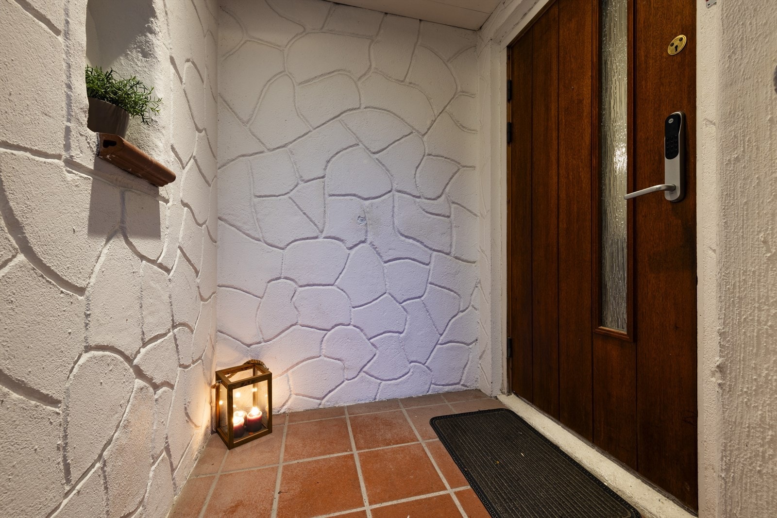 Et hyggelig, lunt og overbygget inngangsparti ønsker deg velkommen hjem. Galleribilde