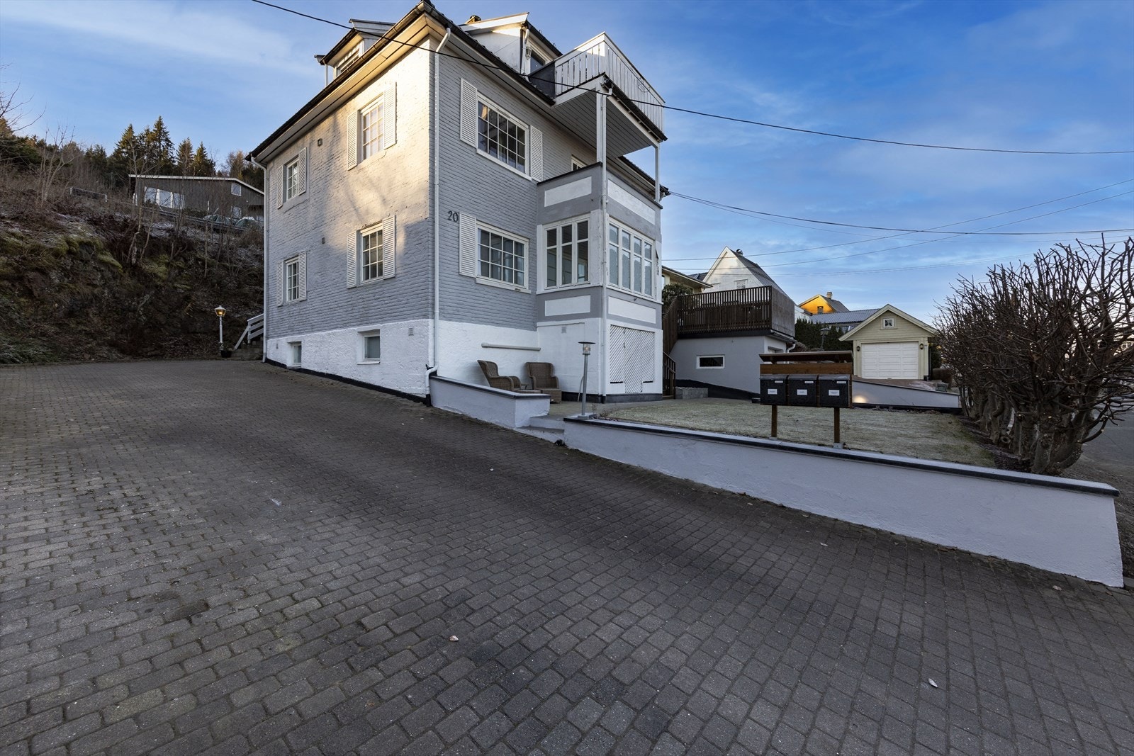 Eiendommen ligger med kort vei til skole og barnehage. Gangavstand til Strømsø sentrum med jernbane og andre servicefasiliter. Slalombakke og idrettsanlegg rett i nærheten. Galleribilde