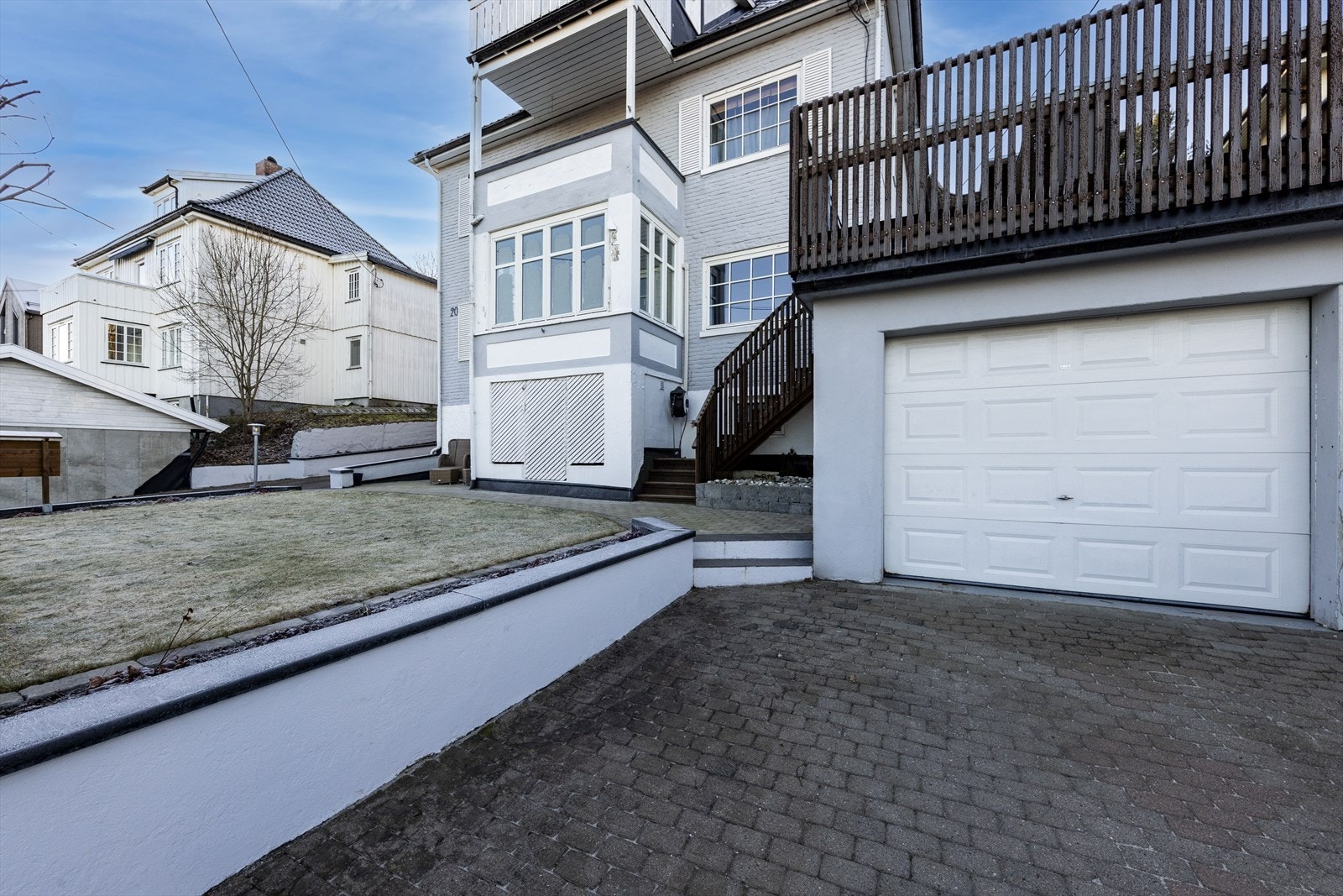 Garasjen disponeres av aktuelle seksjon. Det er også parkeringsplass i innkjørsel. Galleribilde