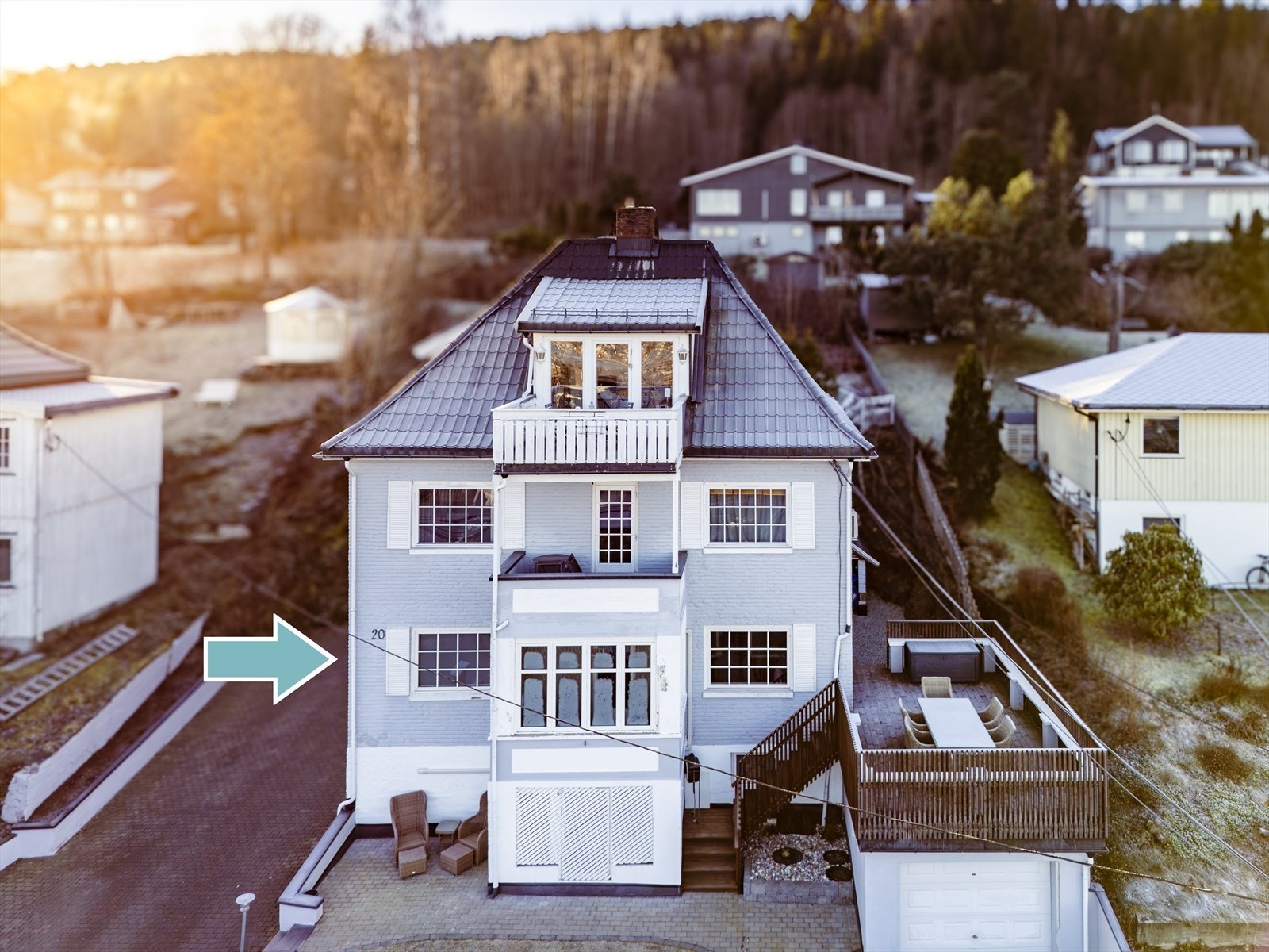 Leiligheten ligger i byggets første etasje. I tillegg har en underetasjen. Galleribilde