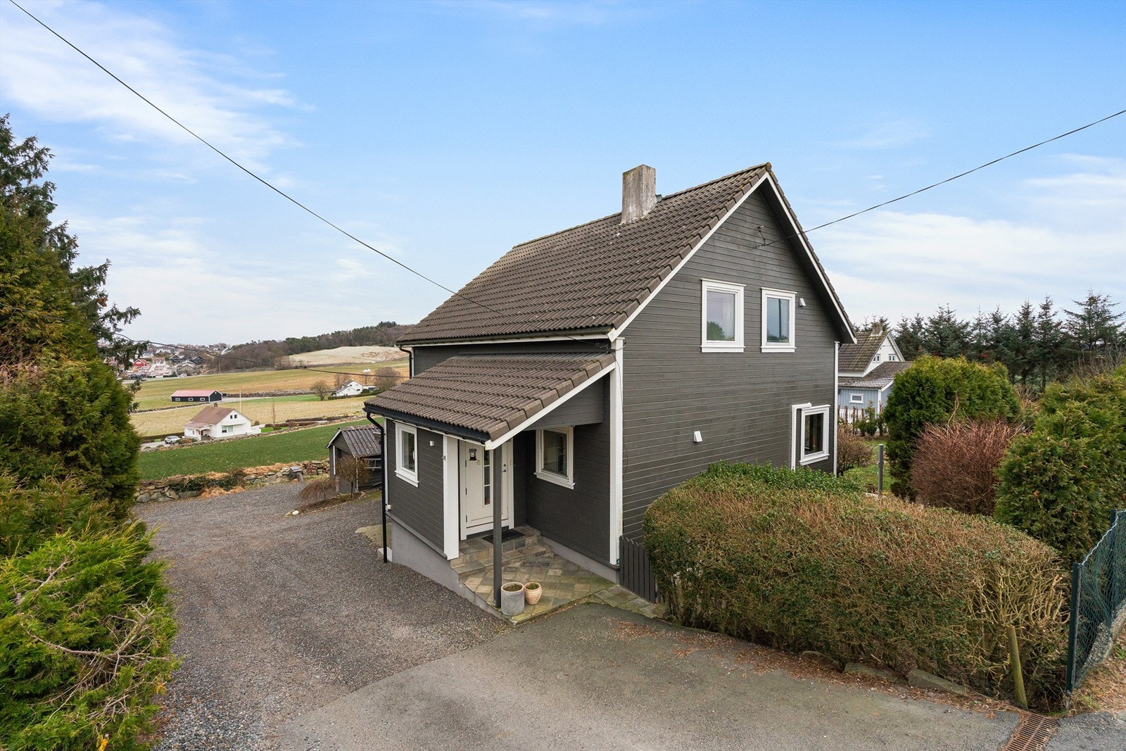 Fasade/innkjørsel. Galleribilde