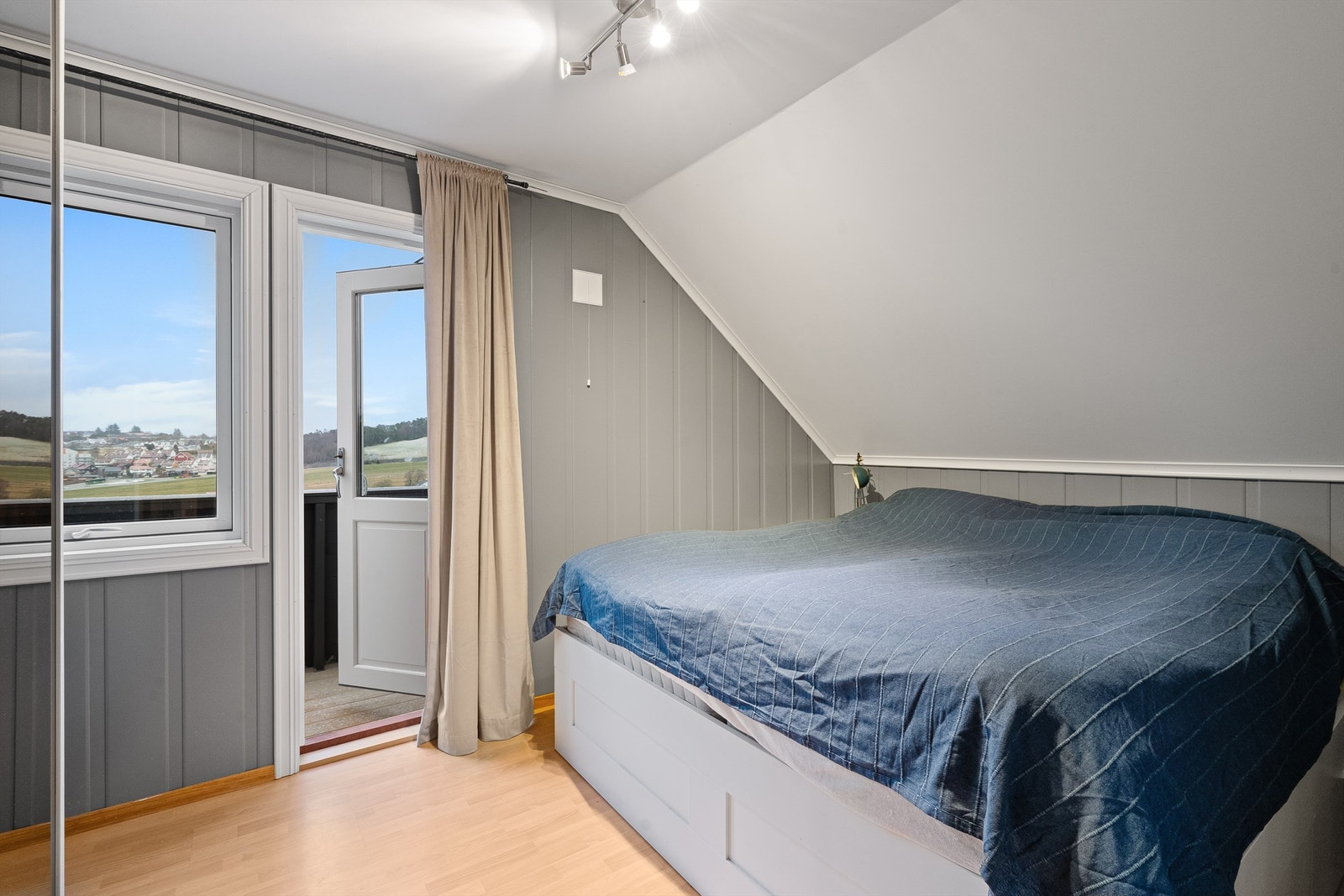 Hovedsoverom med direkte utgang til balkong. Galleribilde