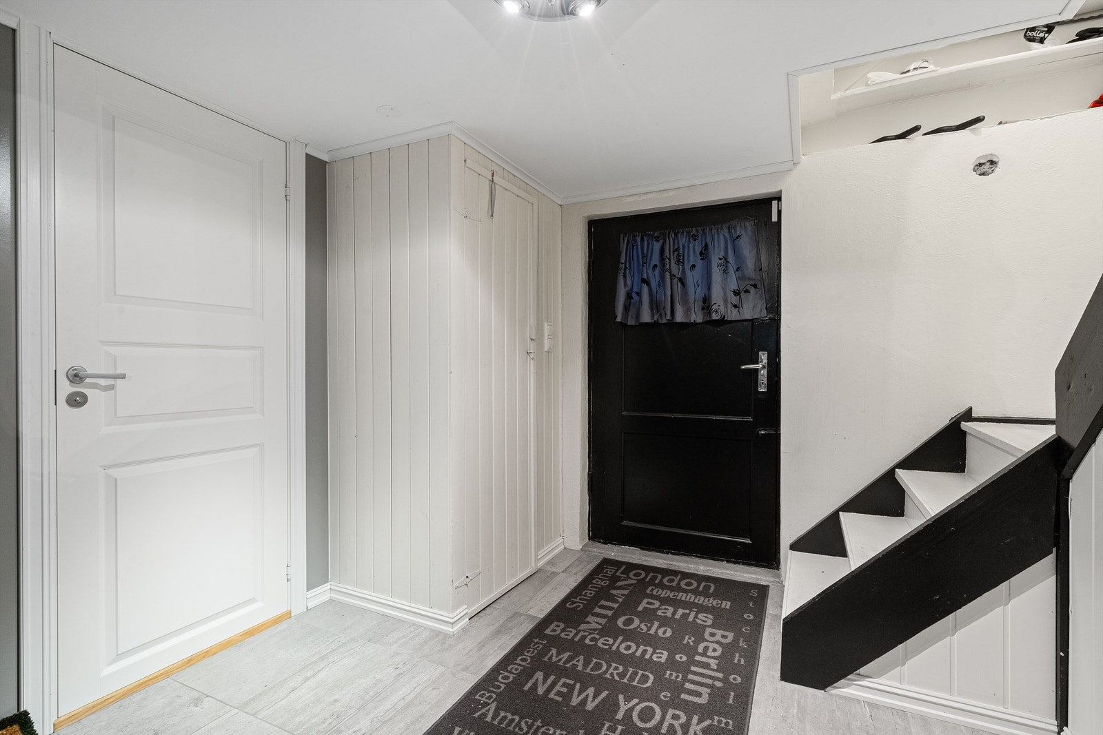 Kjellerinngang. Galleribilde