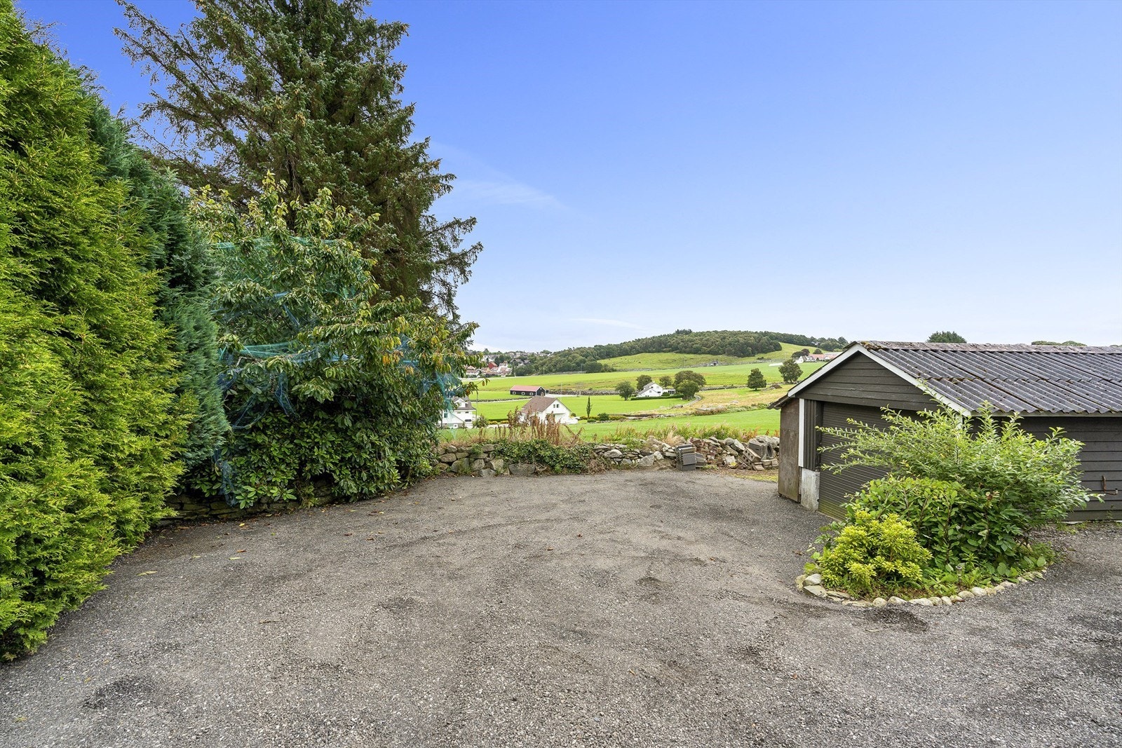 Garasje og carport i gårdsrom. Galleribilde