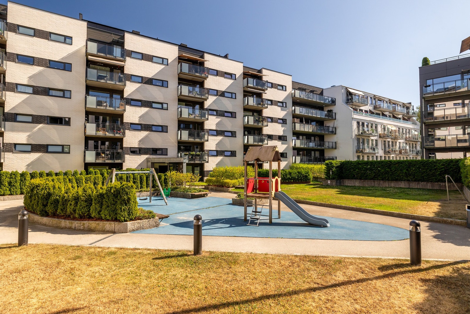 Bakgården er godt tilrettelagt for barn med flotte lekeområder. Galleribilde