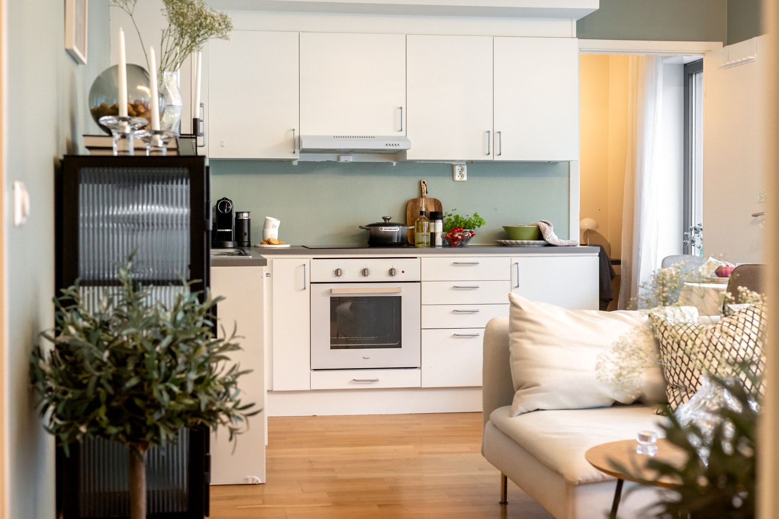 Kjøkkenet er utstyrt med integrert komfyr, induksjonstopp og oppvaskmaskin. Galleribilde