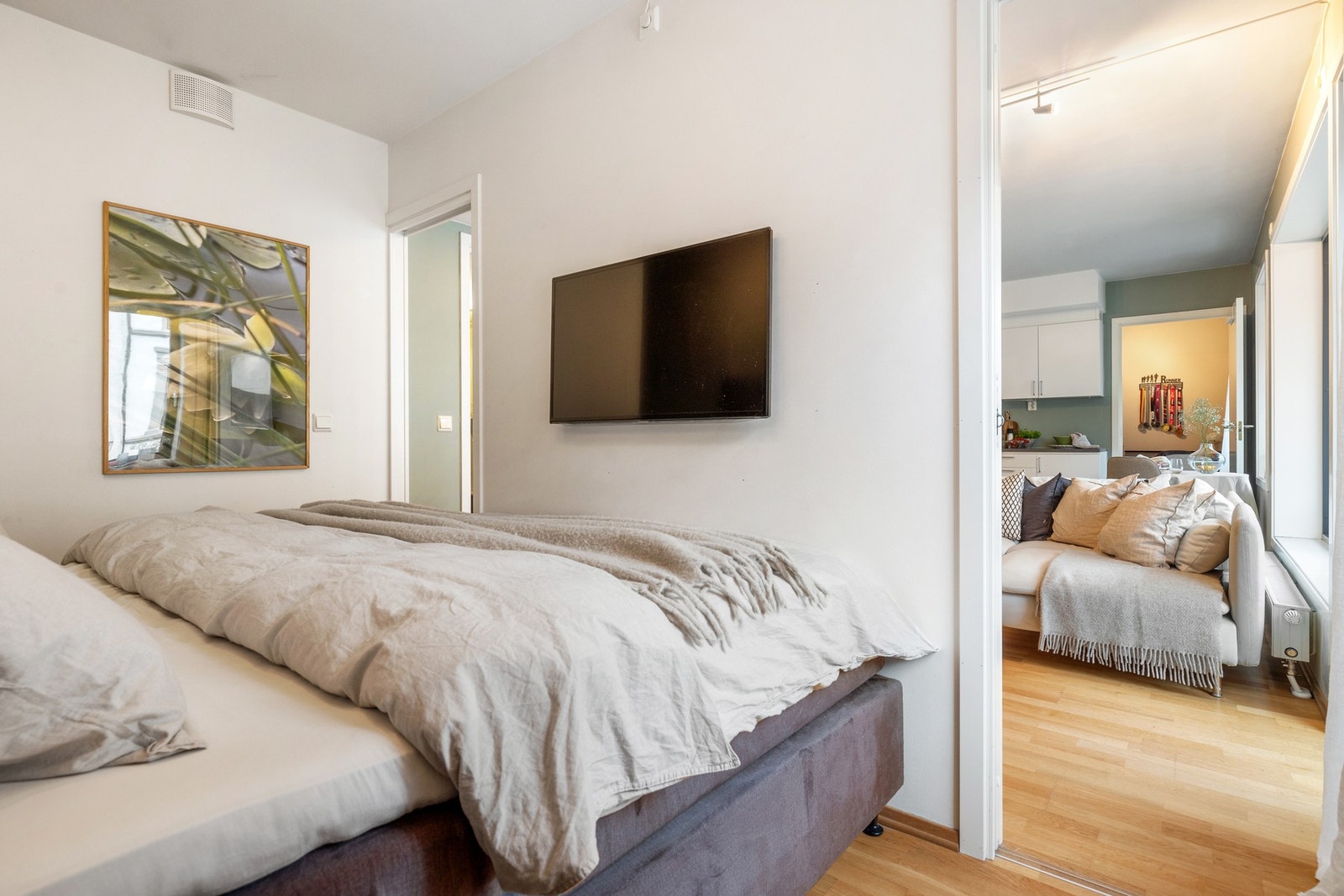 Hovedsoverommet har to innganger fra stuen for optimal plassutnyttelse. Galleribilde