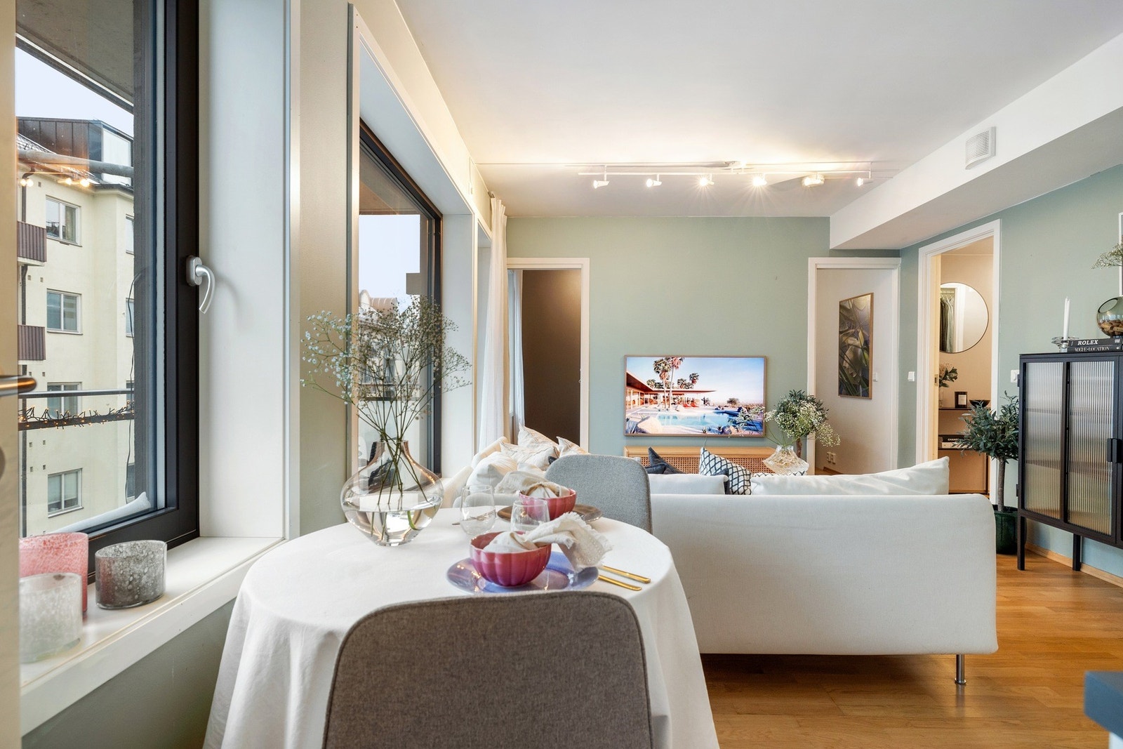 Trivelig spisesone med naturlig plassering i rommet. Galleribilde