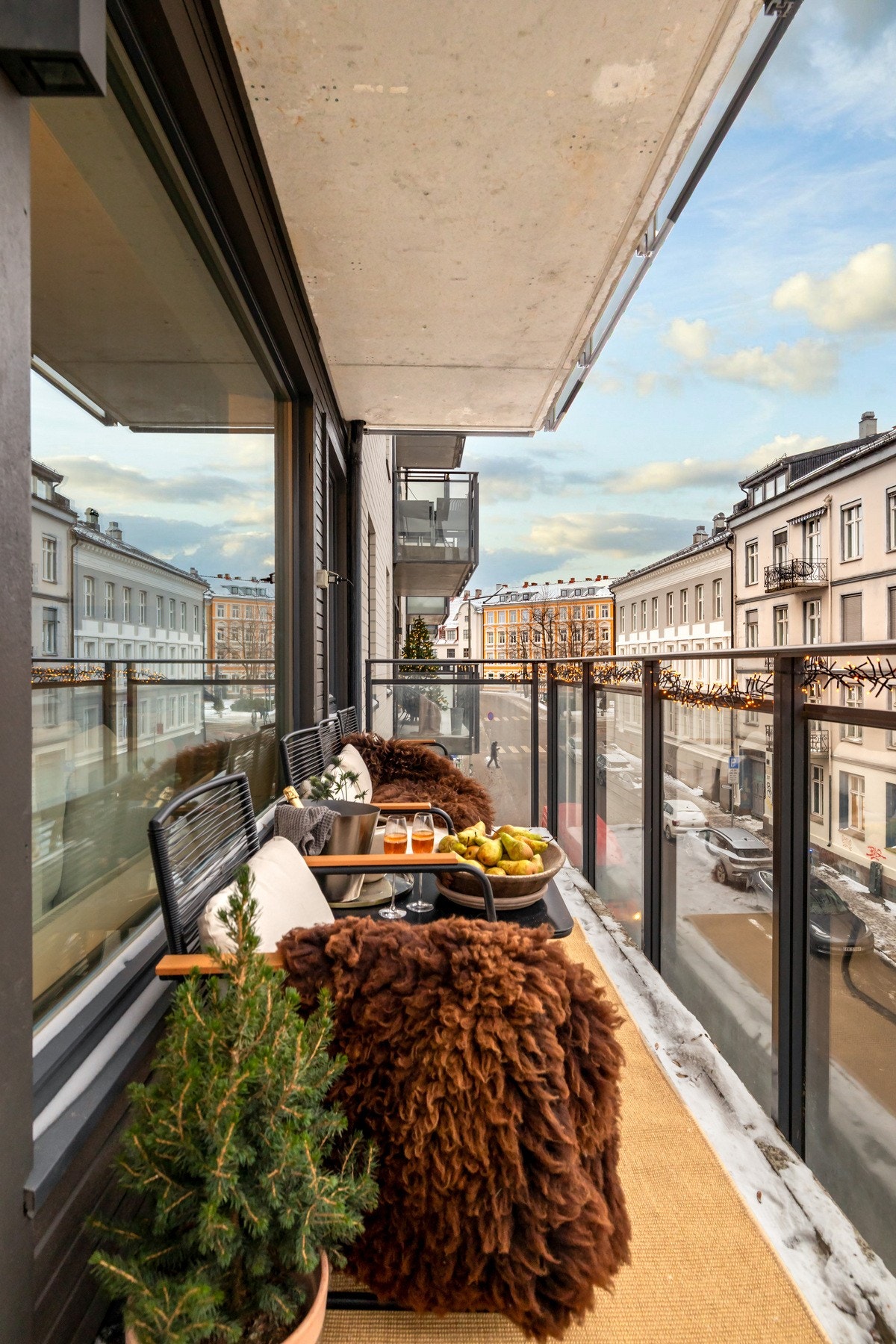 En lys og moderne 3-roms leilighet med balkong beliggende på populære Torshov Torg. Galleribilde