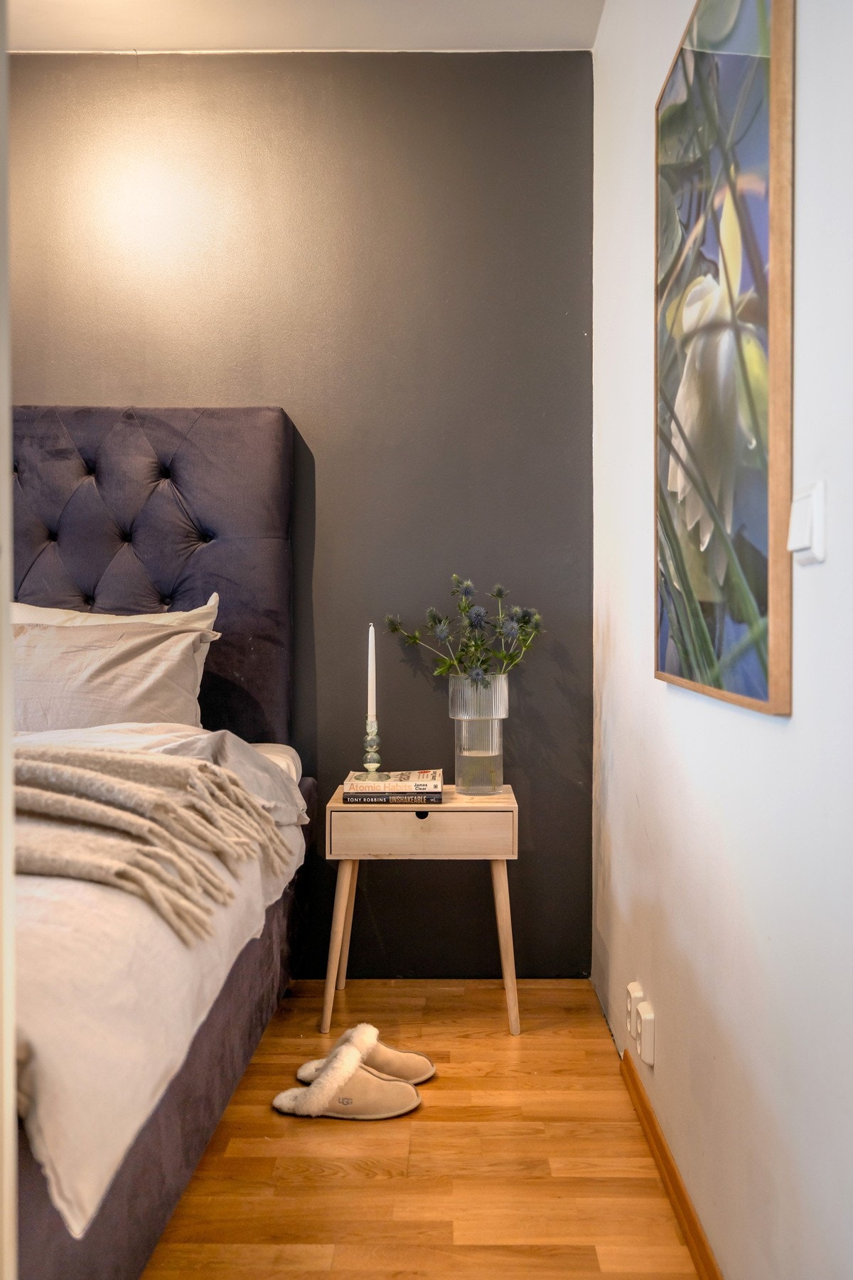 Leiligheten har to jevnstore soverom som er adskilt fra hverandre. Galleribilde