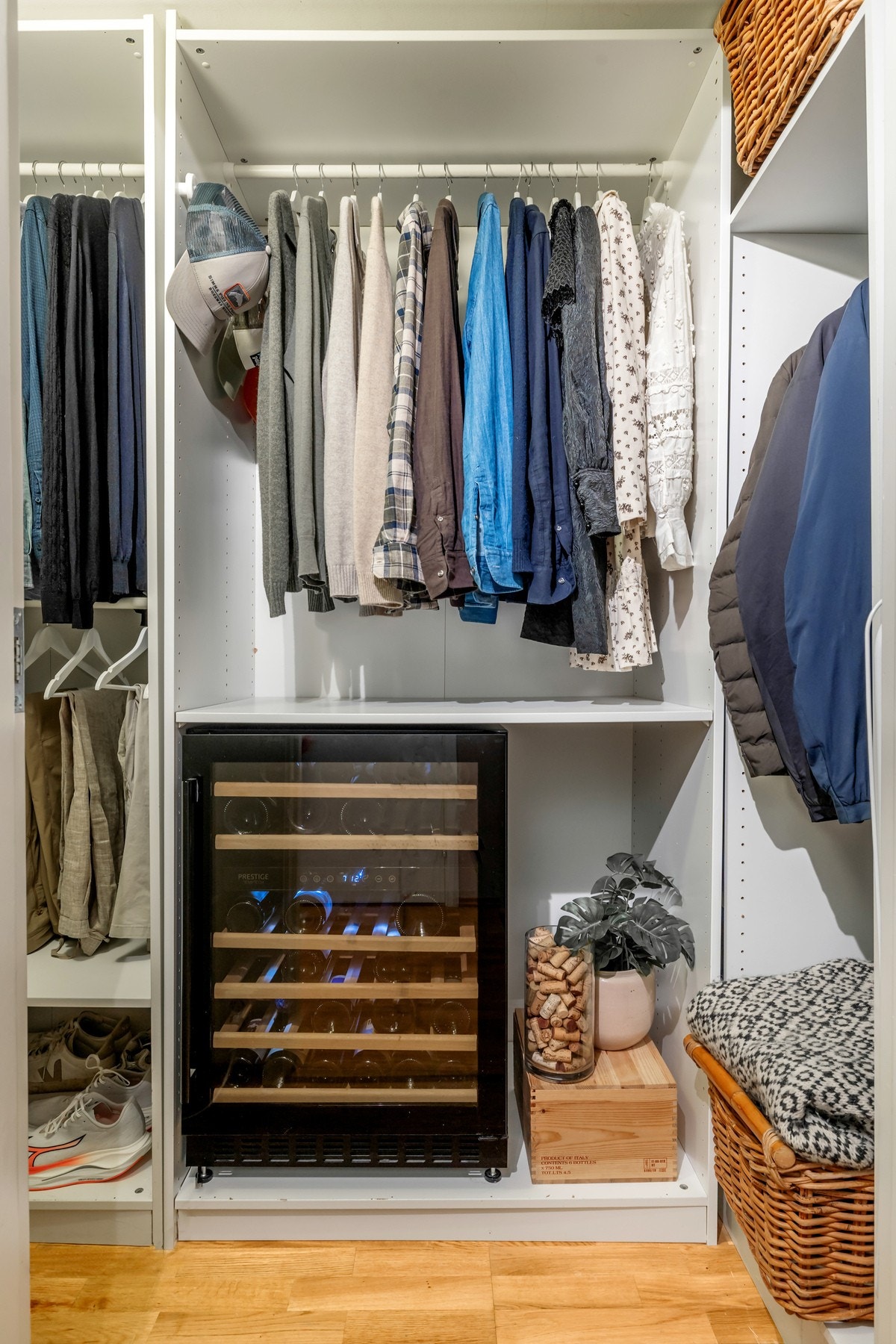 Omkledningsrom med adkomst fra entré med gode oppbevaringsmuligheter. Galleribilde