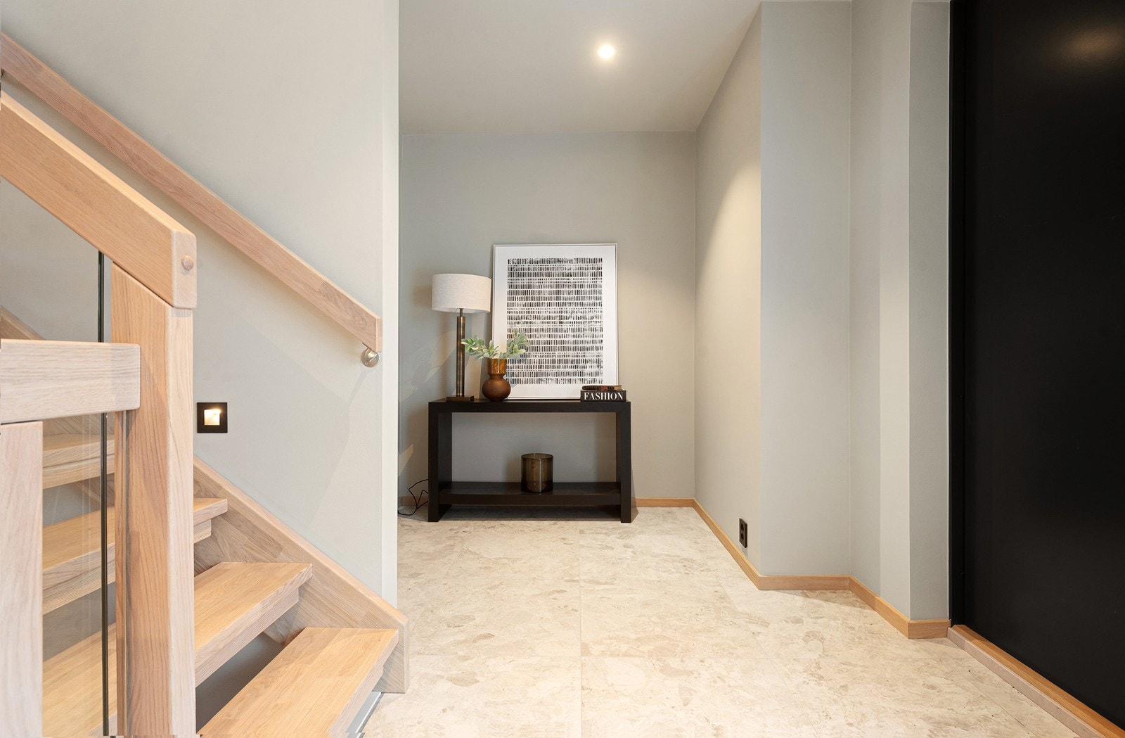 Velkommen inn til en pent flislagt entre med god plass til garderobe Galleribilde