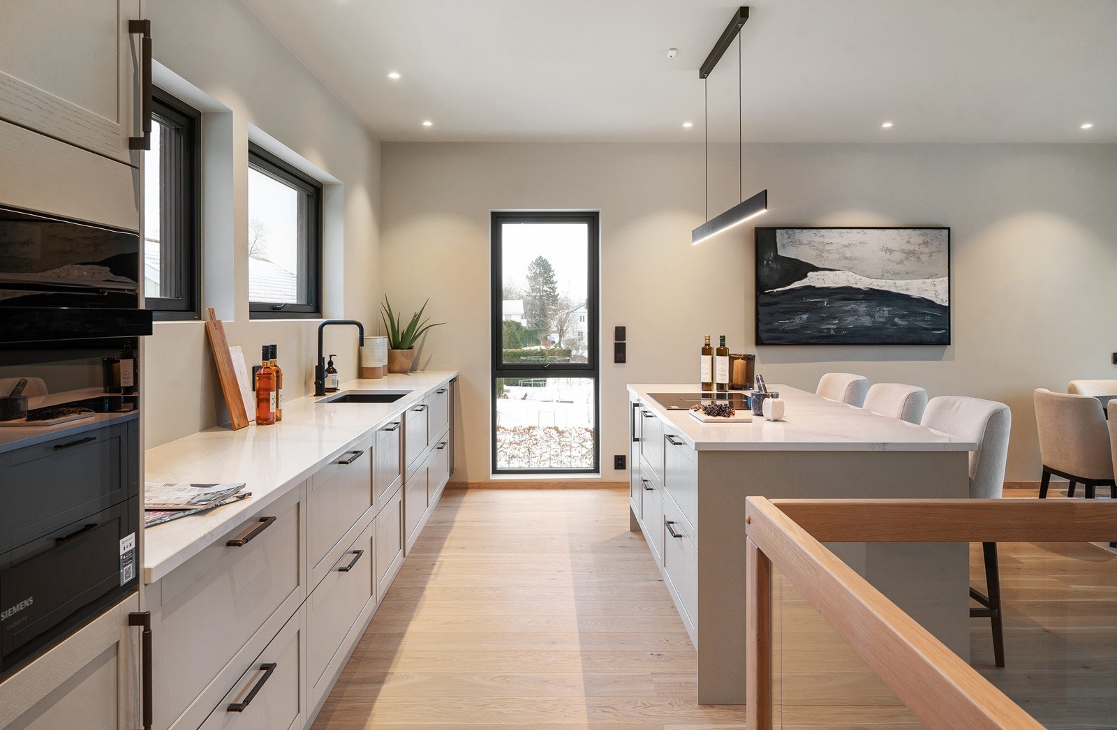 Stort og innholdsrikt kjøkken med øy Galleribilde