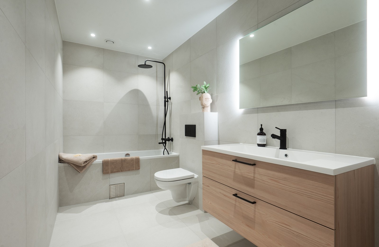 Stort og delikat bad nr. 2 i soveromsetasje Galleribilde