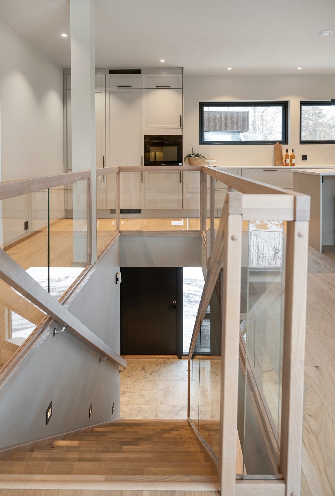 Lekker eiketrapp mellom etasjene Galleribilde