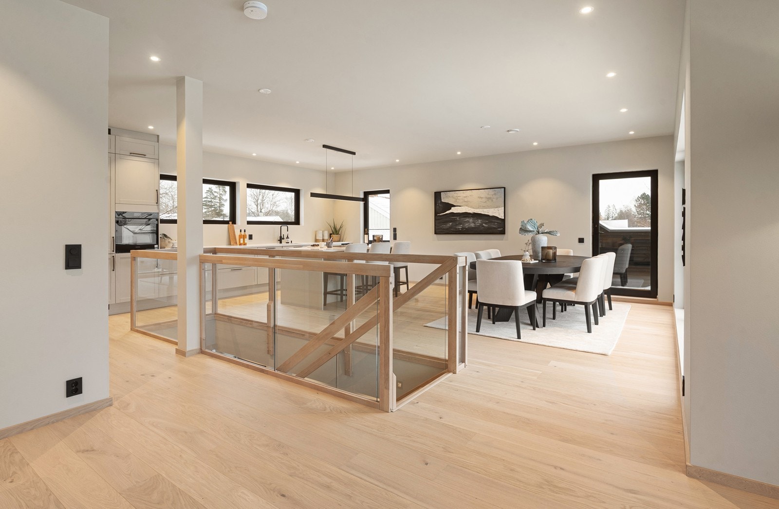 Stor og luftig oppholdsetasje med masse plass ! Galleribilde