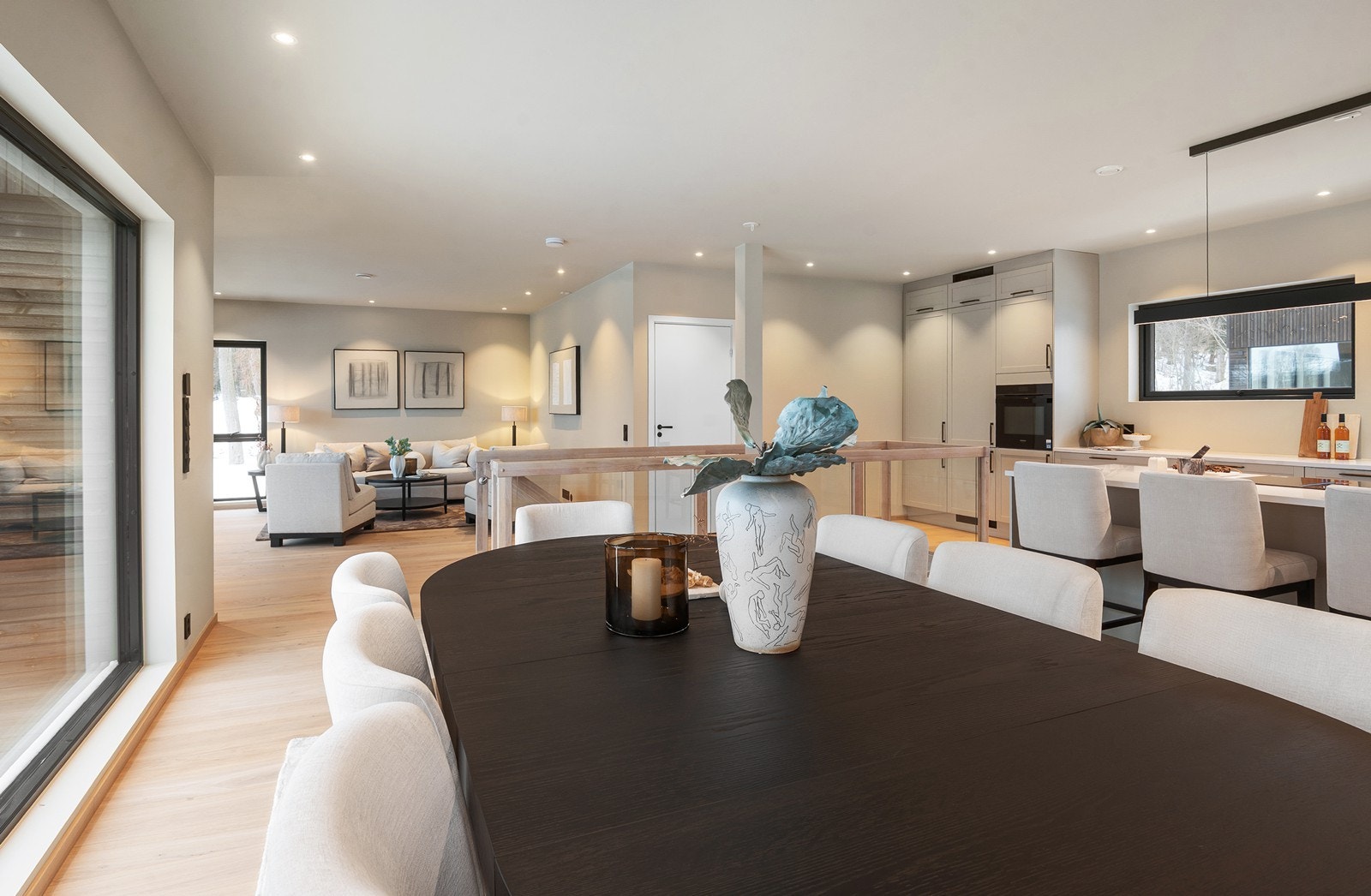 Det er også laget en egen sone med soverom og bad i denne etasjen, med dør vis a vis trappen Galleribilde