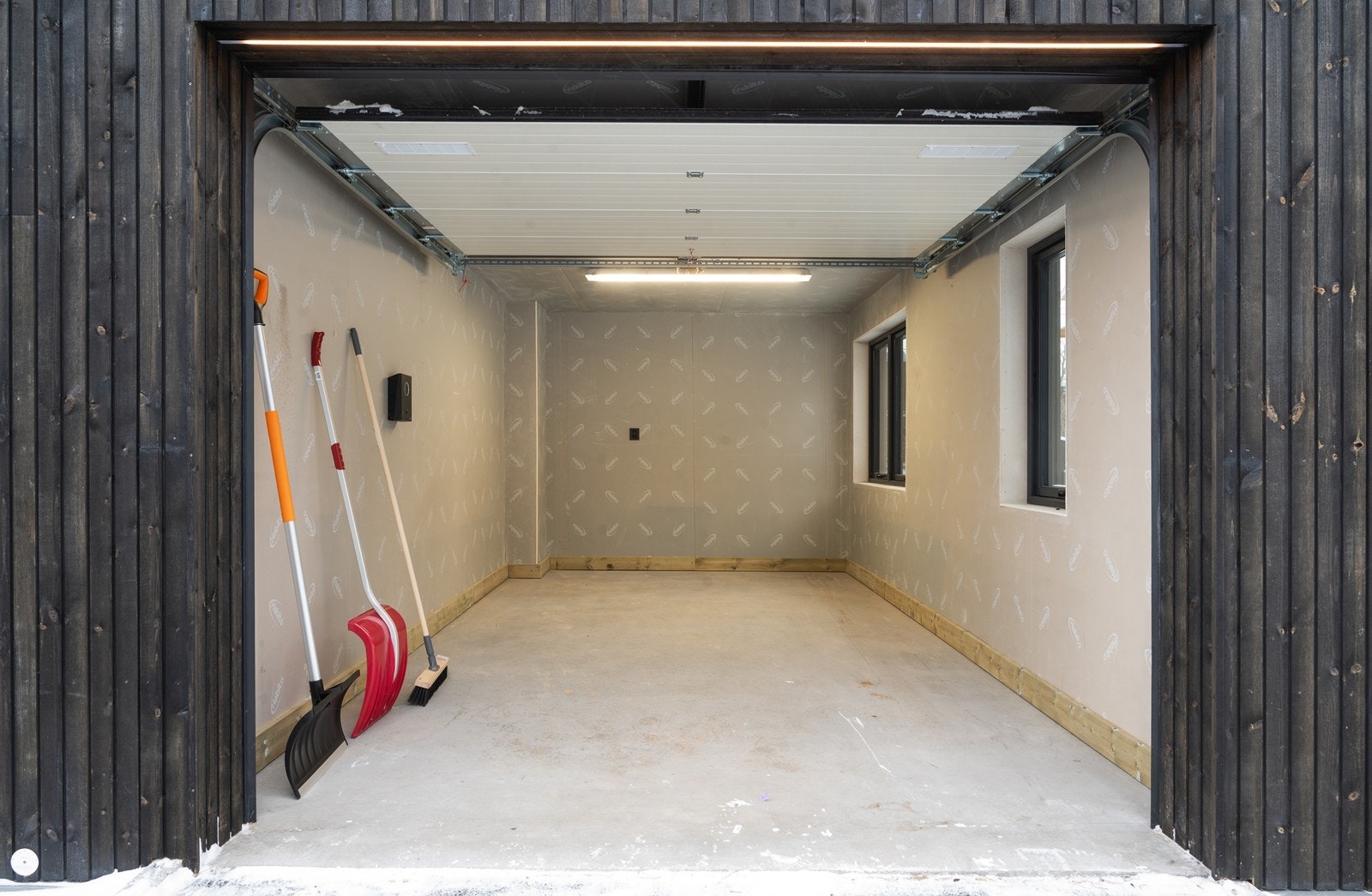 Garasje med automatisk port Galleribilde