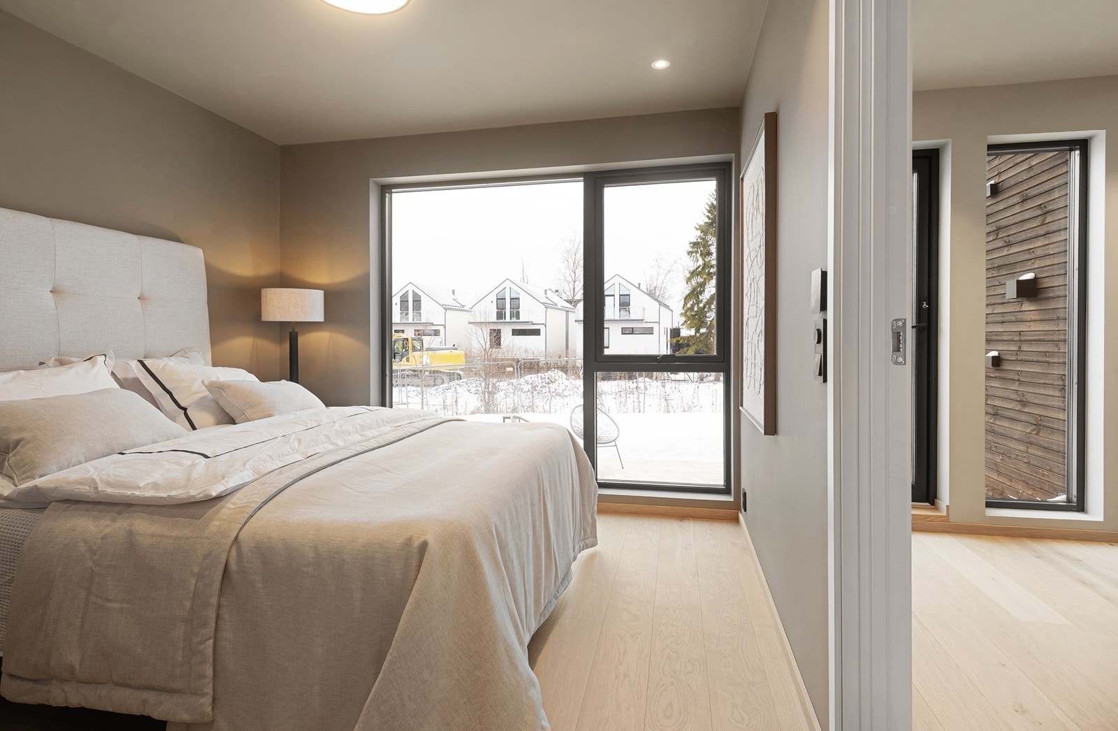 Mastersoverom. Det er utgang til hage fra gangen utenfor Galleribilde