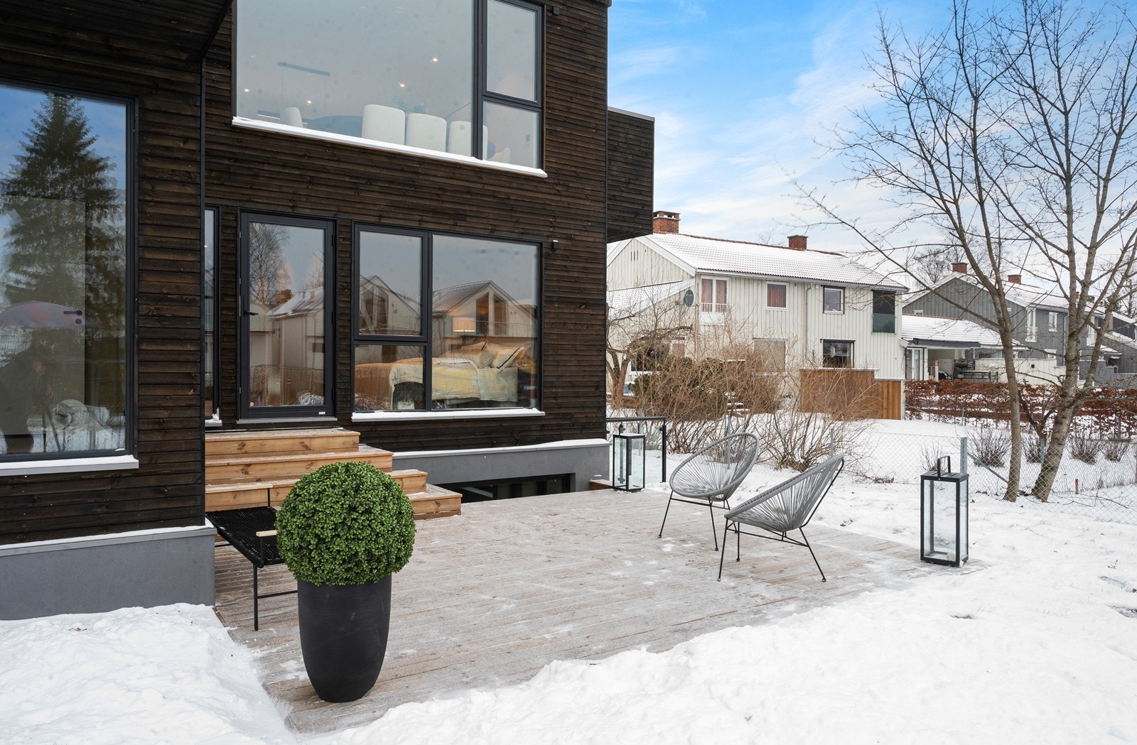 Fin sydvendt terrasse og hage rundt huset Galleribilde