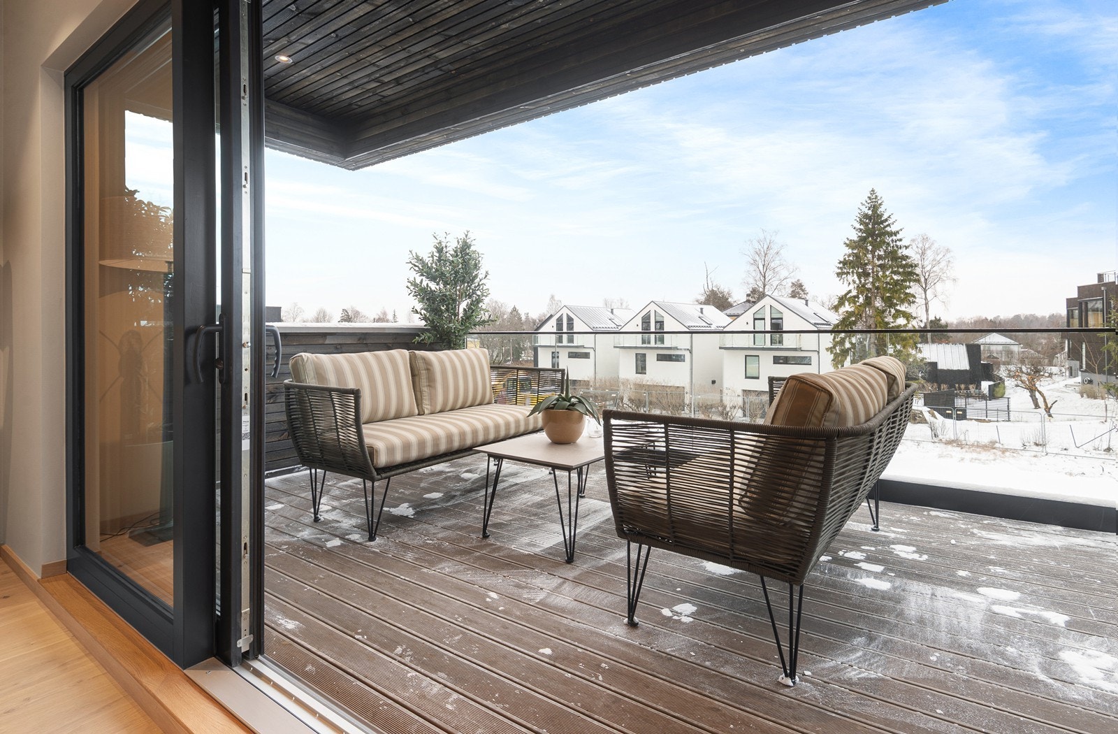 Overbygget terrasse. Det er integrert stemningsbelysning i tak Galleribilde