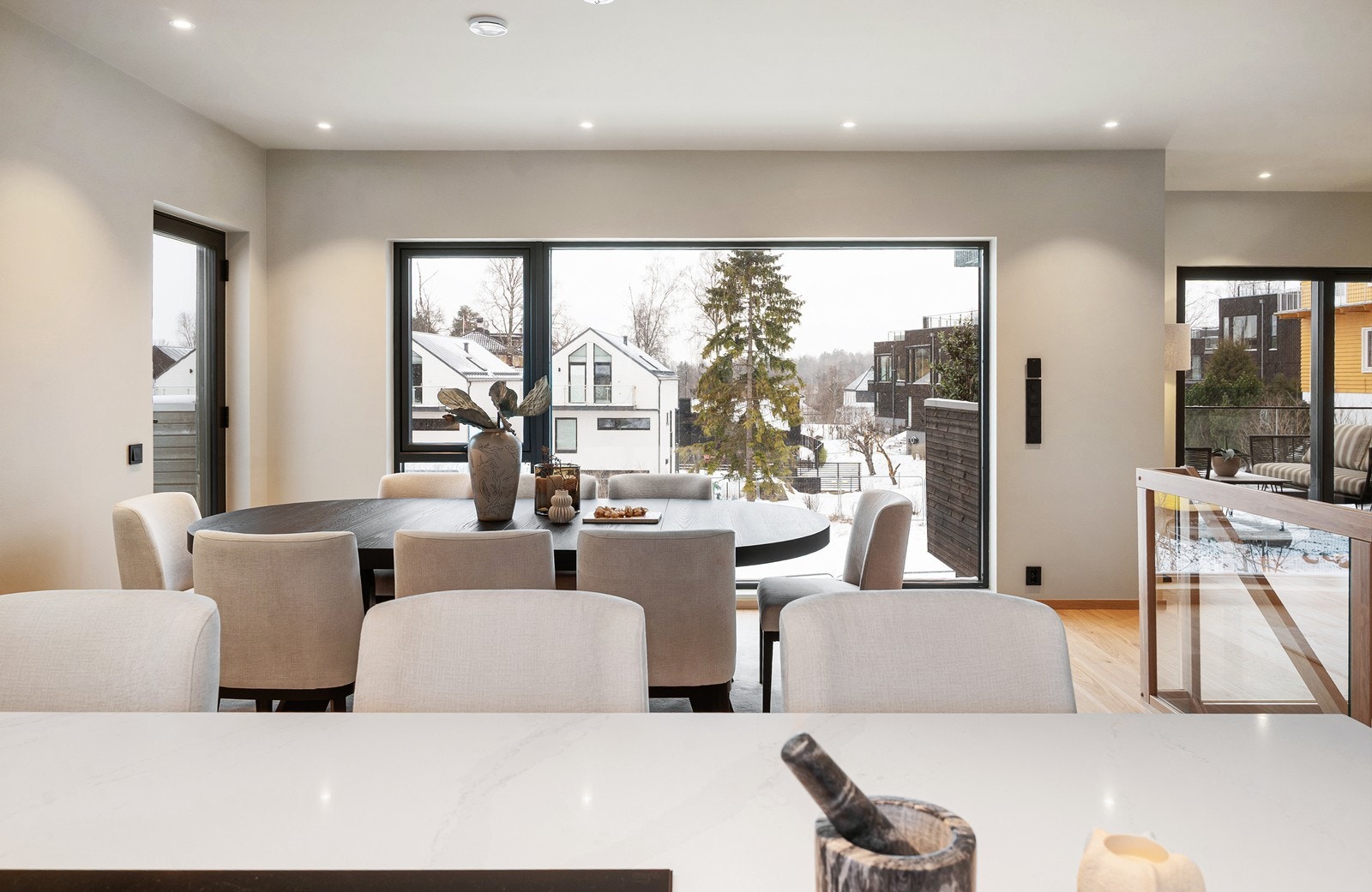 Stort vindu mot hage og omgivelser ute. Til venstre er det dør ut til trappen til takterrassen Galleribilde