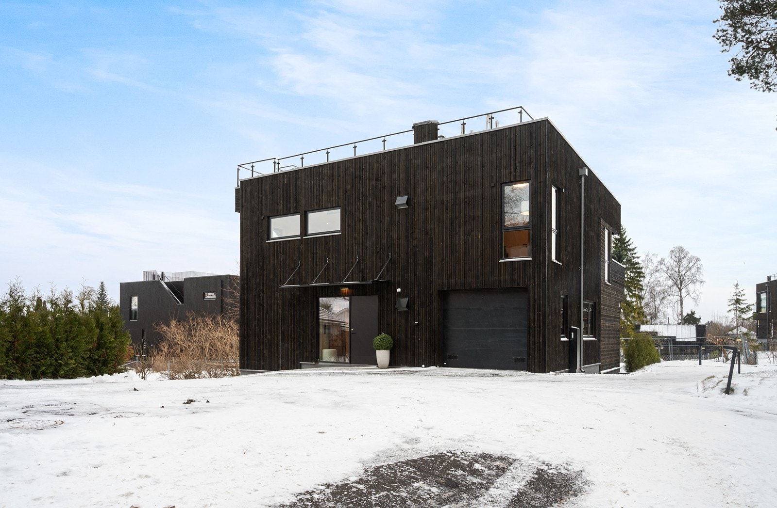 Det medfølger en biloppstillingsplass rett utenfor samt at det er avsatt plass til gjesteparkering Galleribilde