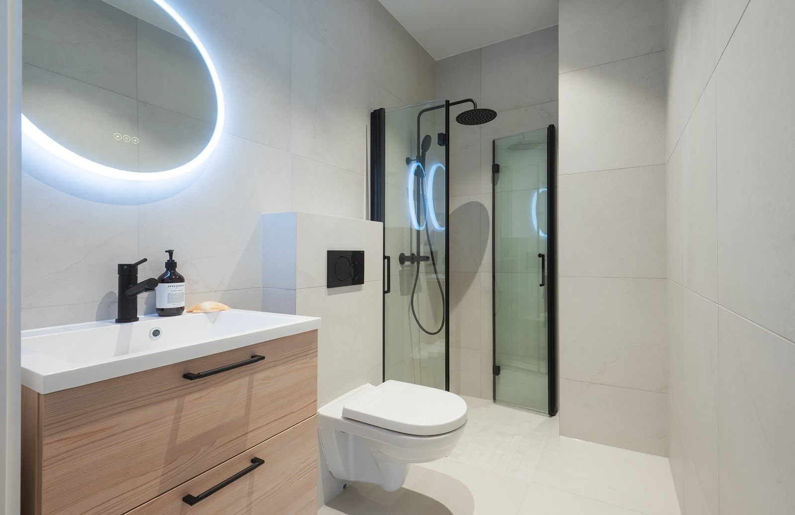 Det er tilhørende bad som også fungerer som et gjestetoalett i denne etasjen Galleribilde