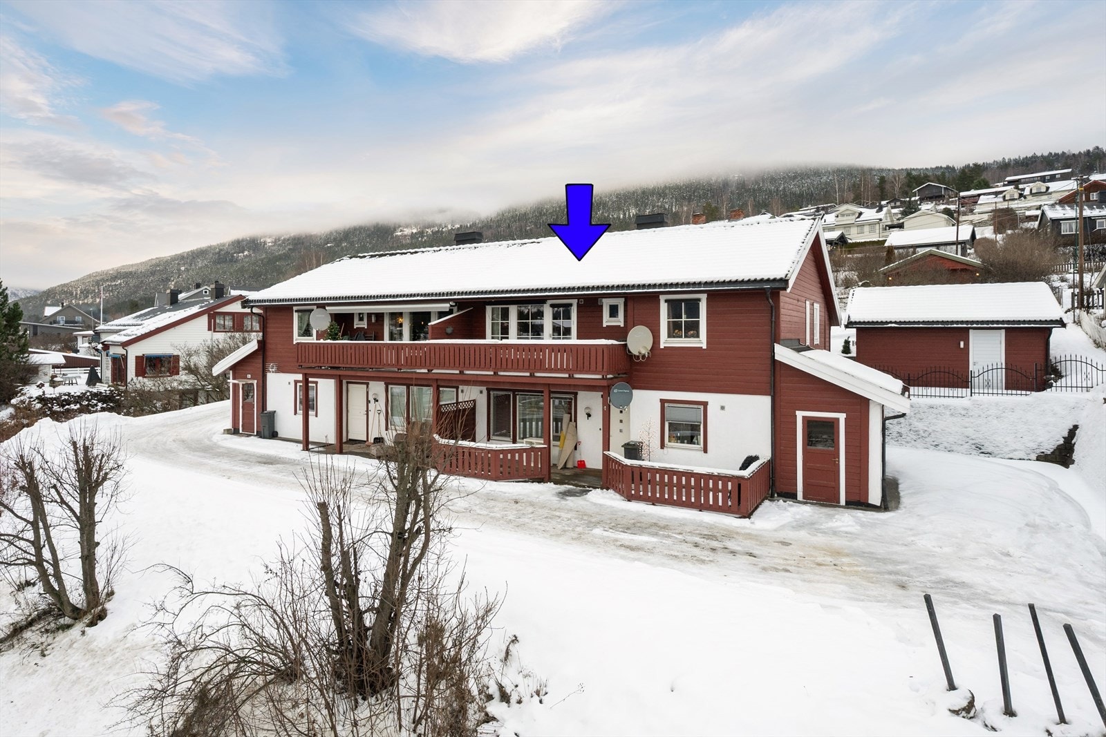 Byrevegen 9A er del av en firemannsbolig fra 2000 som ligger svært sentralt til. Galleribilde