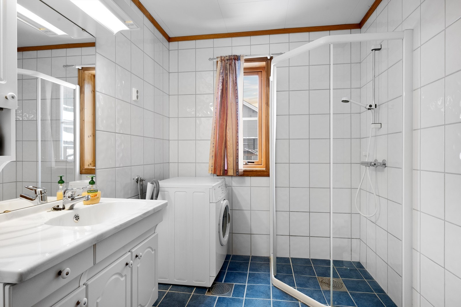 Bad-/vaskerom med flislagte overflater og varmekabler i gulv. Galleribilde