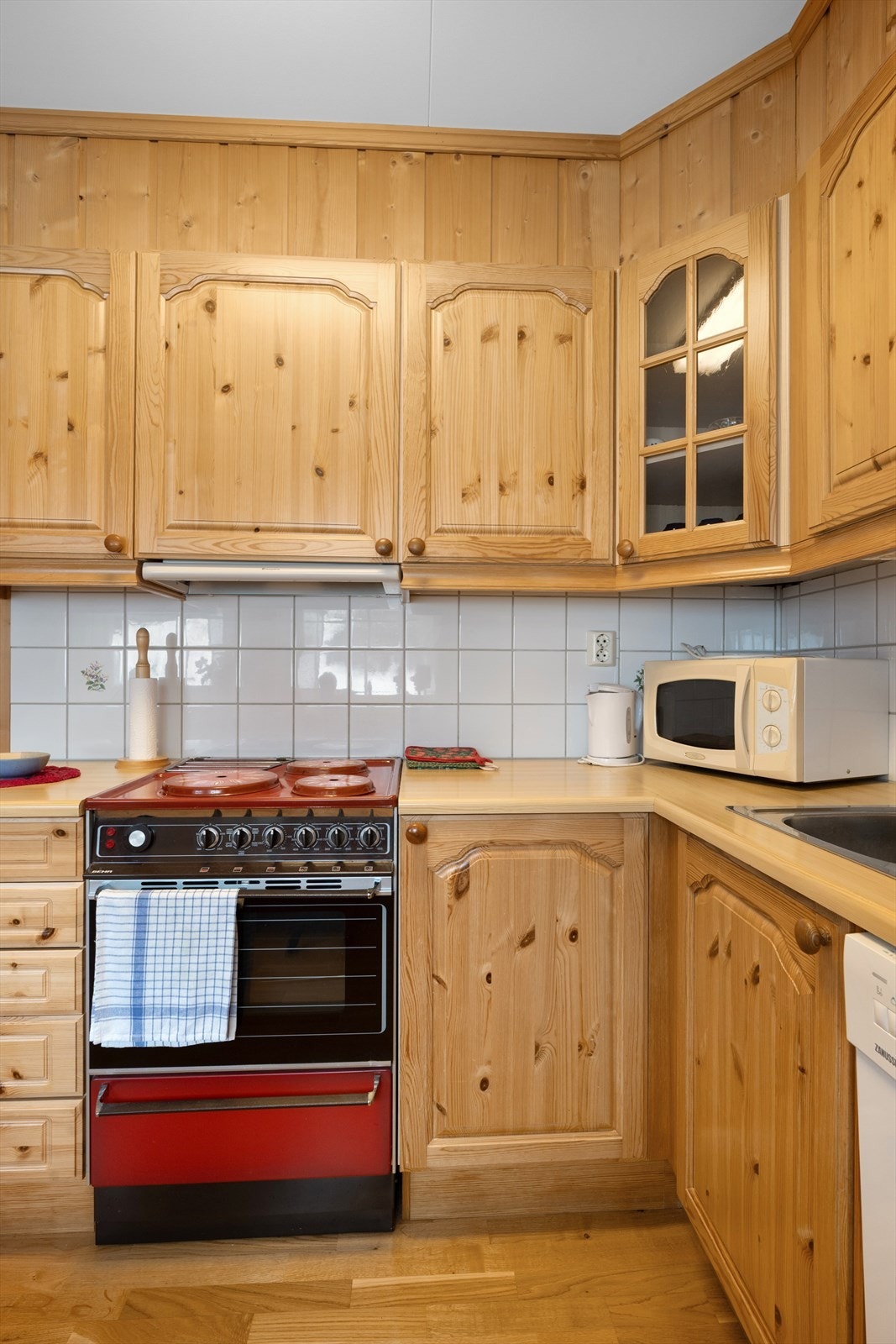 Klassisk innredning, fliser over benk og frittstående hvitevarer. Galleribilde