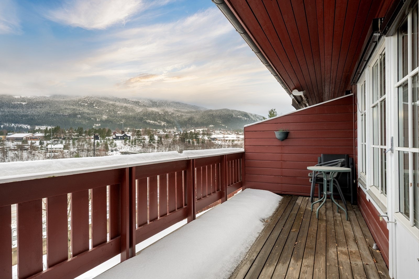 Utenfor stua er det tilgang til dels overbygd balkong på ca 14 kvm. Galleribilde