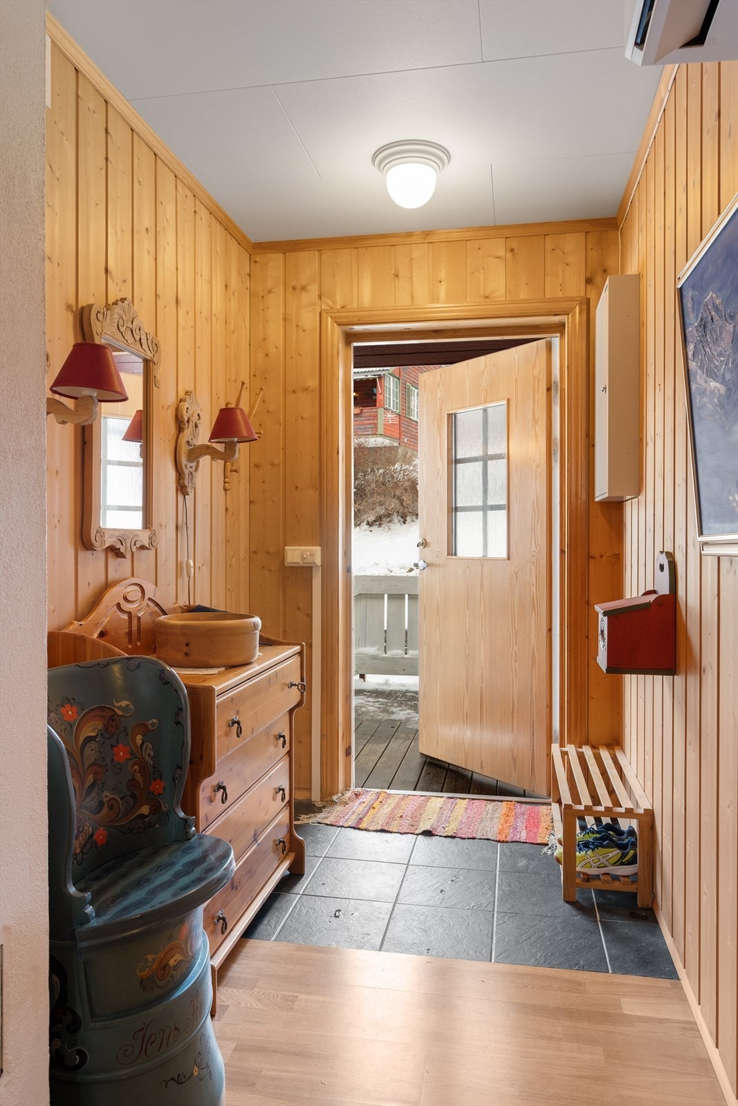 Deler av entréen har flislagt gulv med varmekabler. Galleribilde