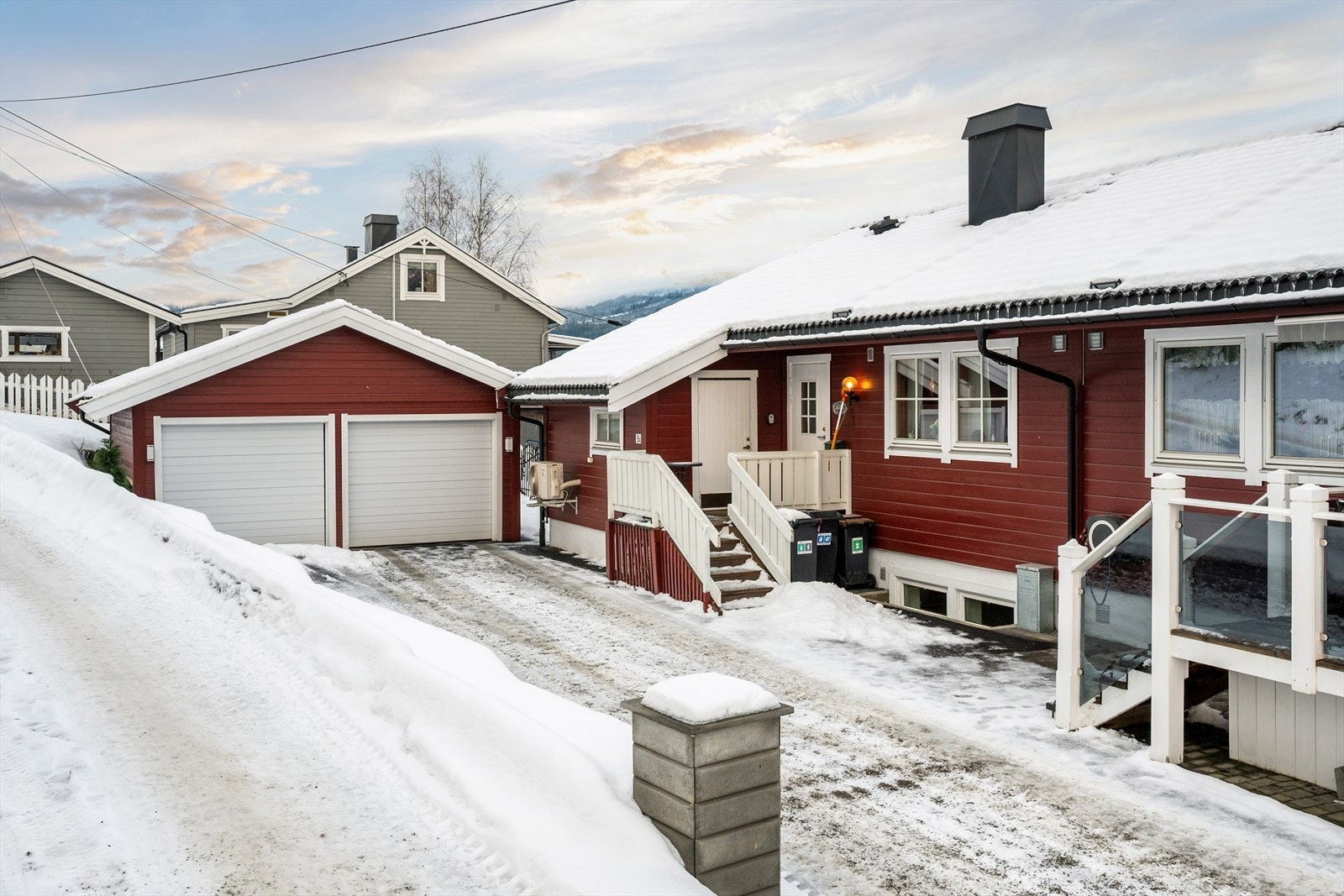 Den utvendige boden er ca 5 kvm og ligger praktisk til rett ved inngangen. Galleribilde