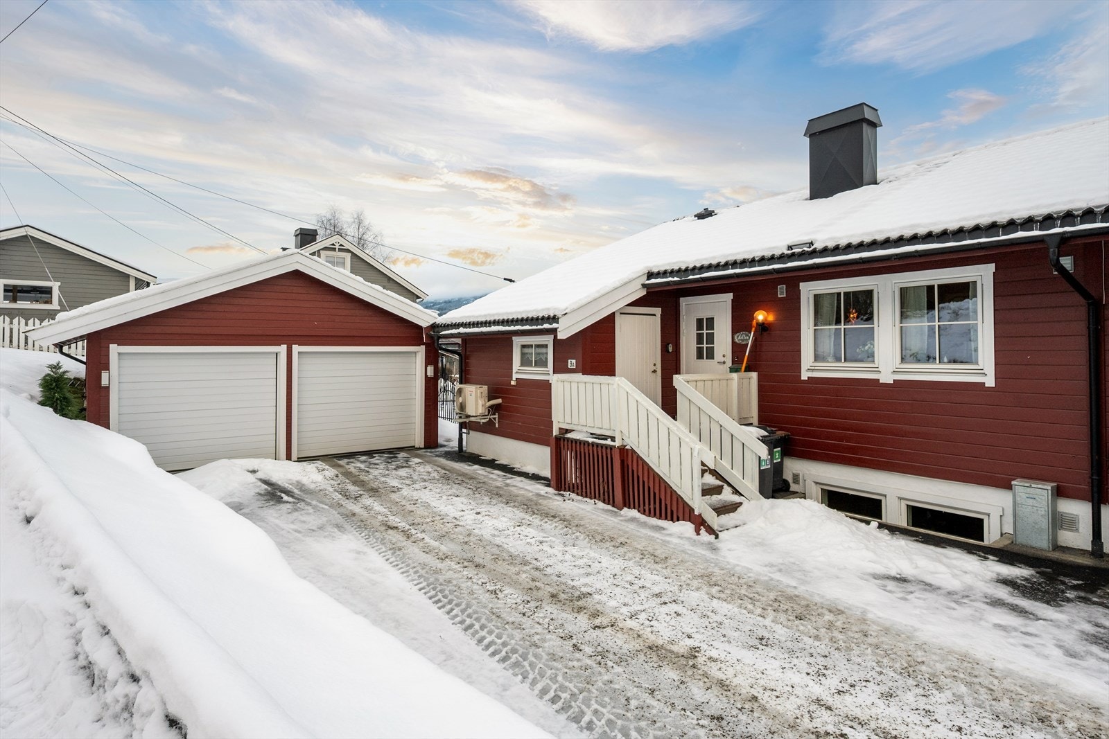Det er flat innkjøring til eiendommen. Galleribilde