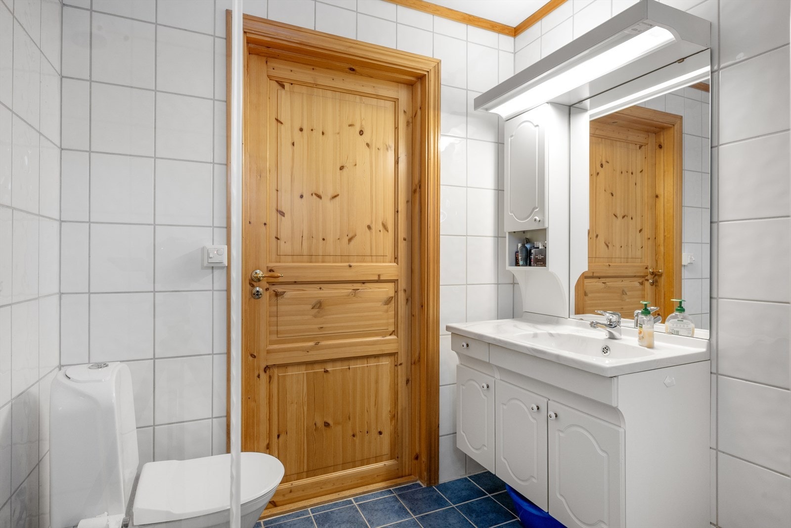 Rommet er innredet med et tidløst og lyst interiør. Galleribilde