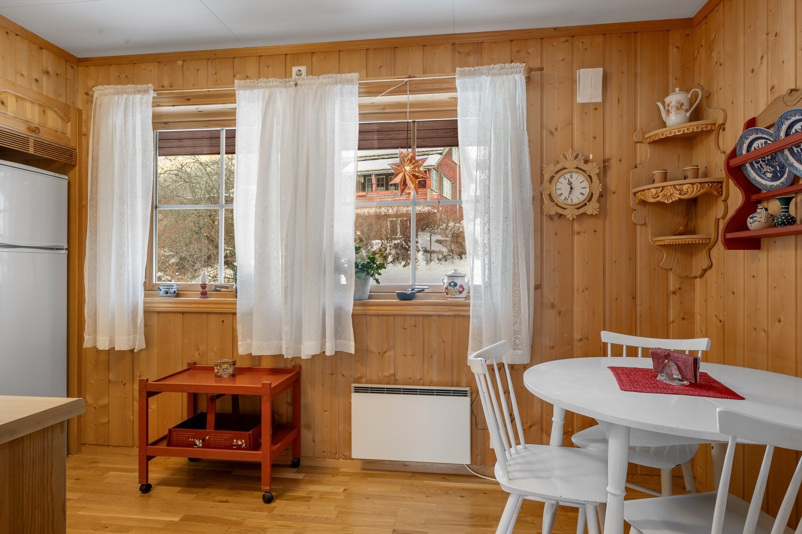 Det er god plass til spiseplass på kjøkkenet. Galleribilde