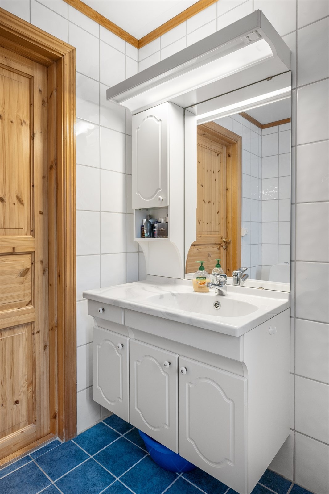 Klassisk innredning med tilhørende speil og belysning. Galleribilde