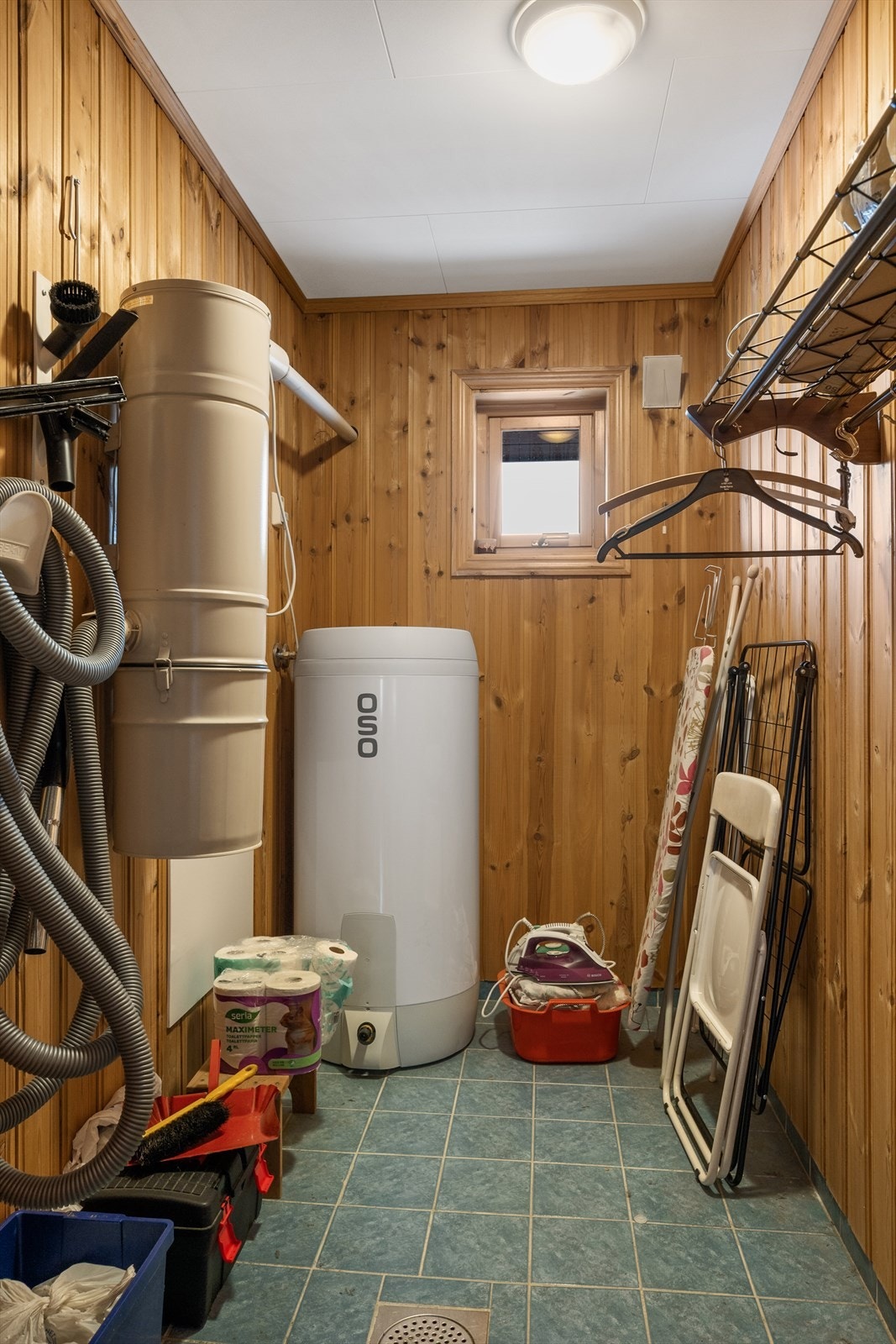 Teknisk rom/bod med flislagt gulv. Boligen har sentralstøvsuger. Varmtvannsberederen er fra 2022. Galleribilde