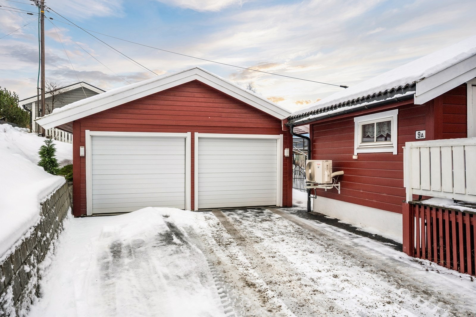 Garasjeplass på ca 15 kvm i felles garasje med nabo. Galleribilde