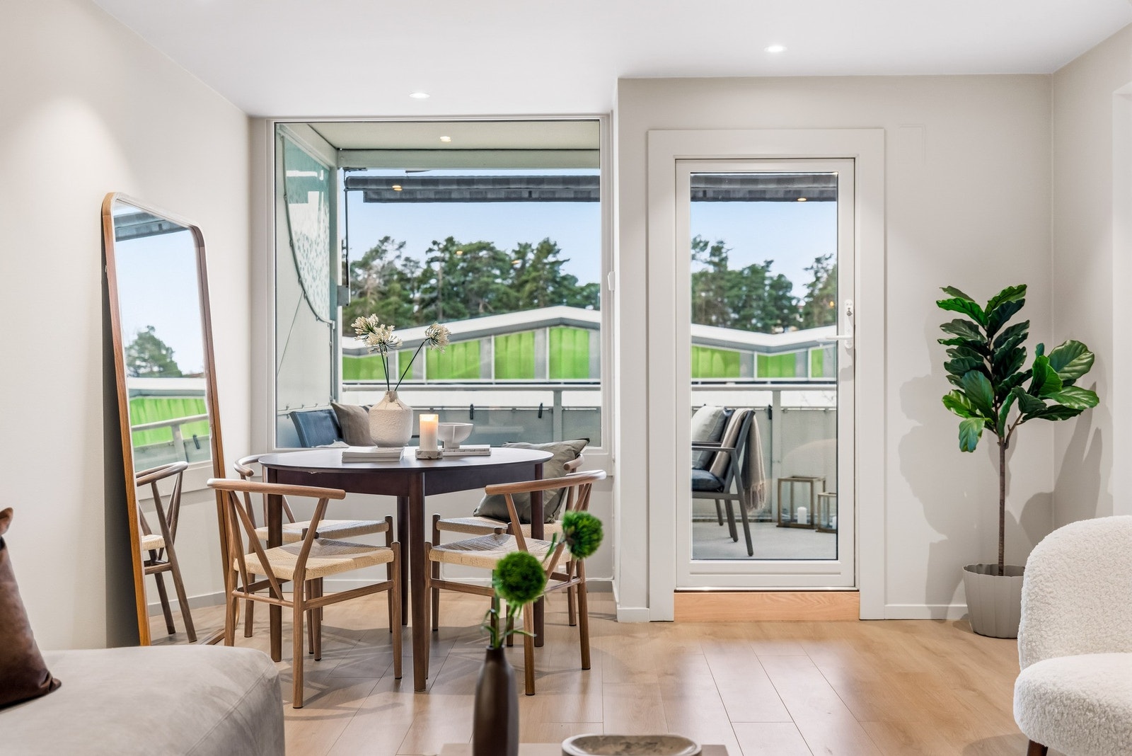 Trivelig stue med plass til både sofa- og spisegruppe. Galleribilde