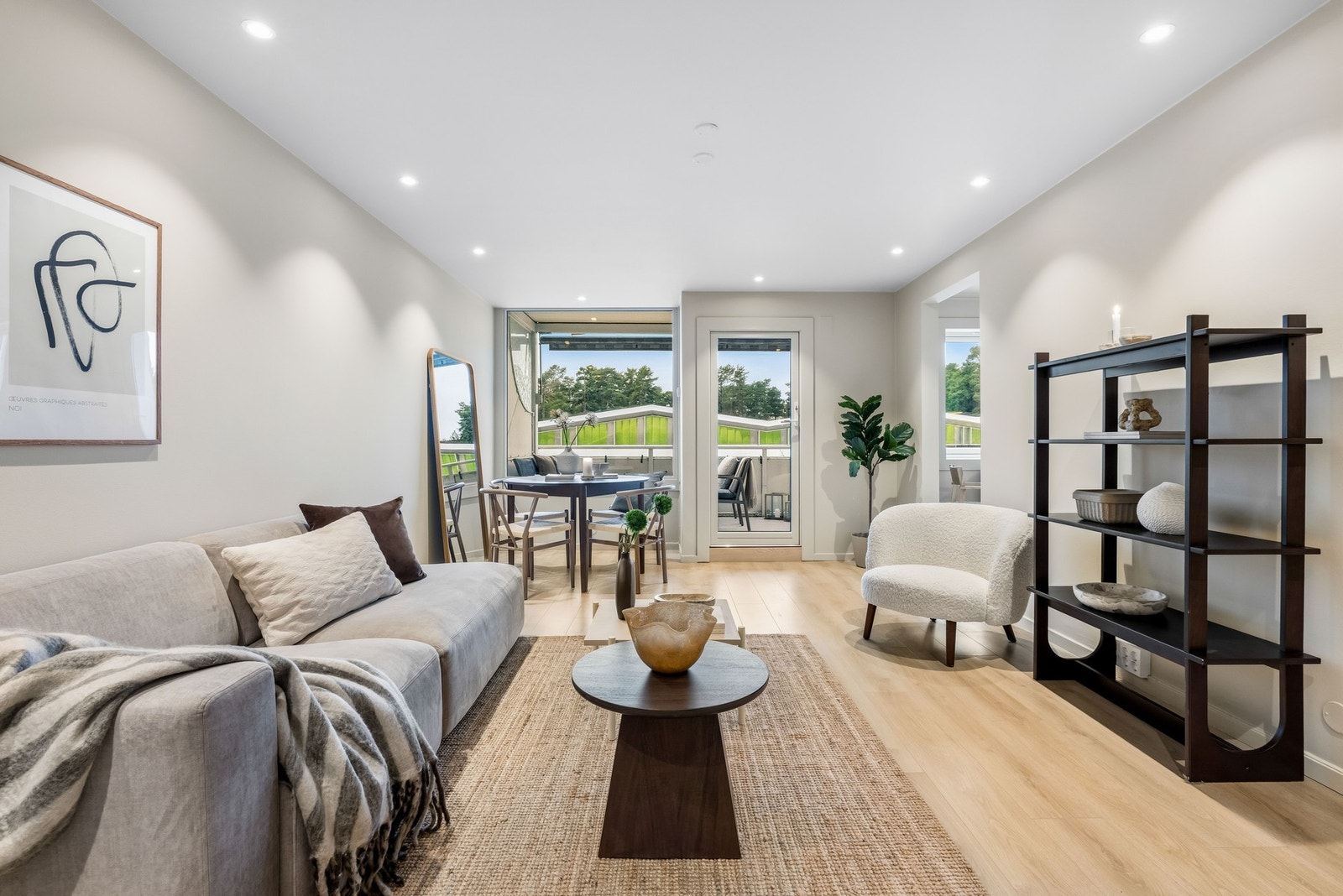 Stue med store vindusflater og utgang til balkong. Galleribilde