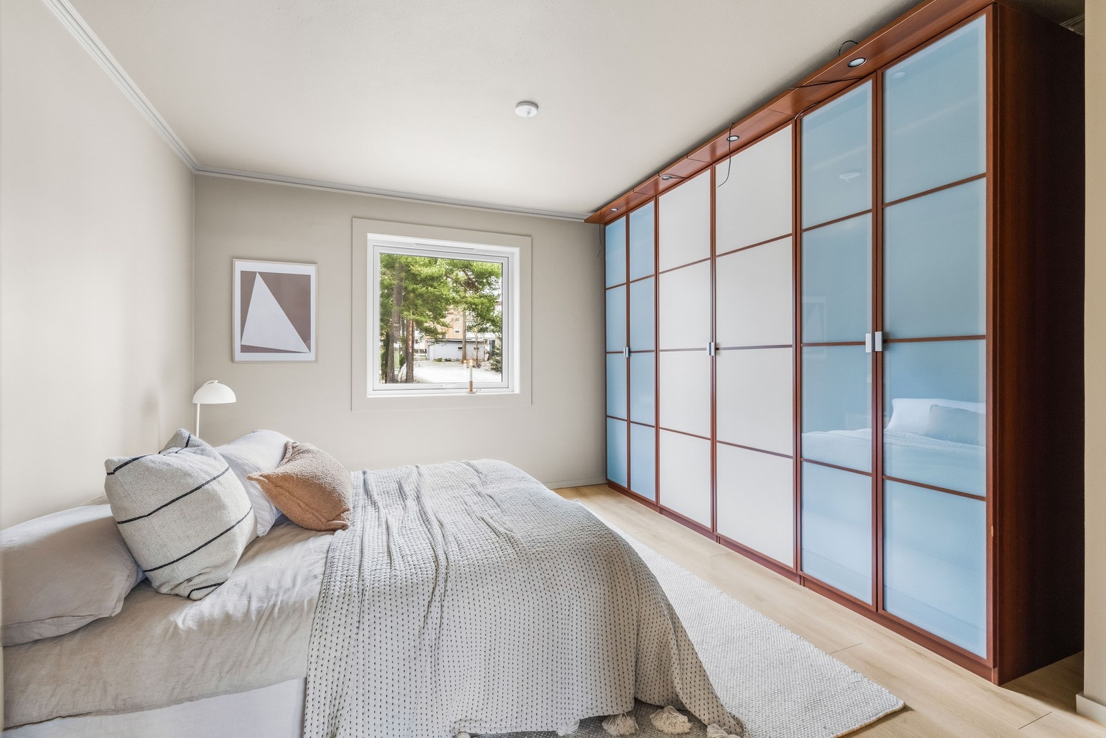 Stor garderobeløsning som medfølger med masse plass til oppbevaring. Galleribilde