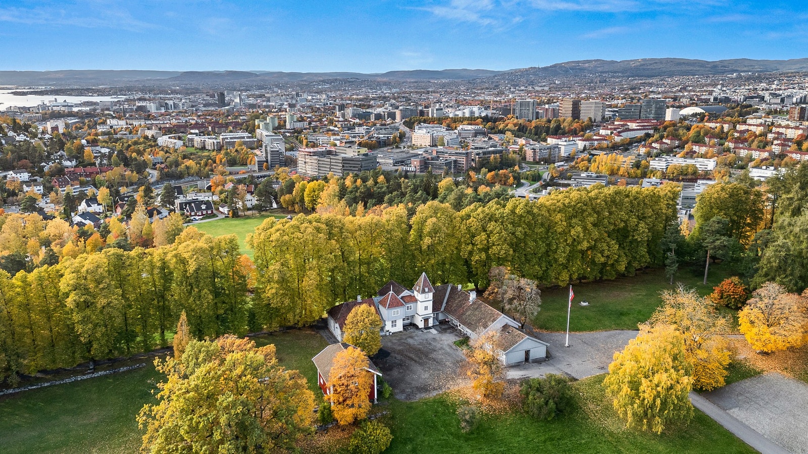 Nordre Skøyen Hovedgård ligger ca 10 minutter unna boligen. Galleribilde