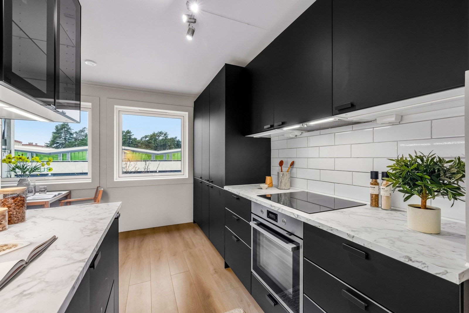 Innredningen har en inntegrert oppvaskmaskin, komfyr, nedfelt platetopp og et kombiskap. Galleribilde